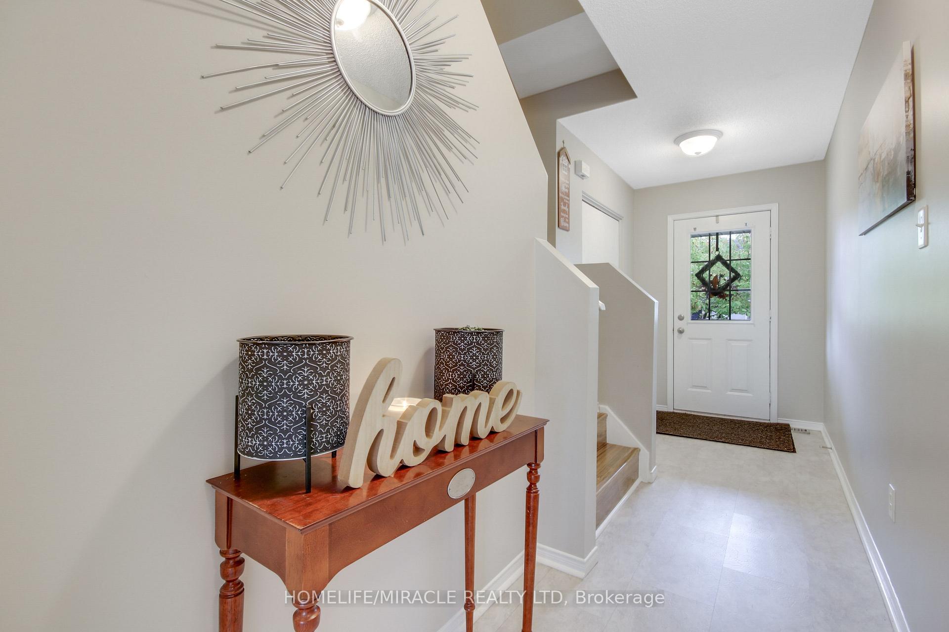 Photo 3 of 1827 Bloom Crescent, London, North C — HOMEH