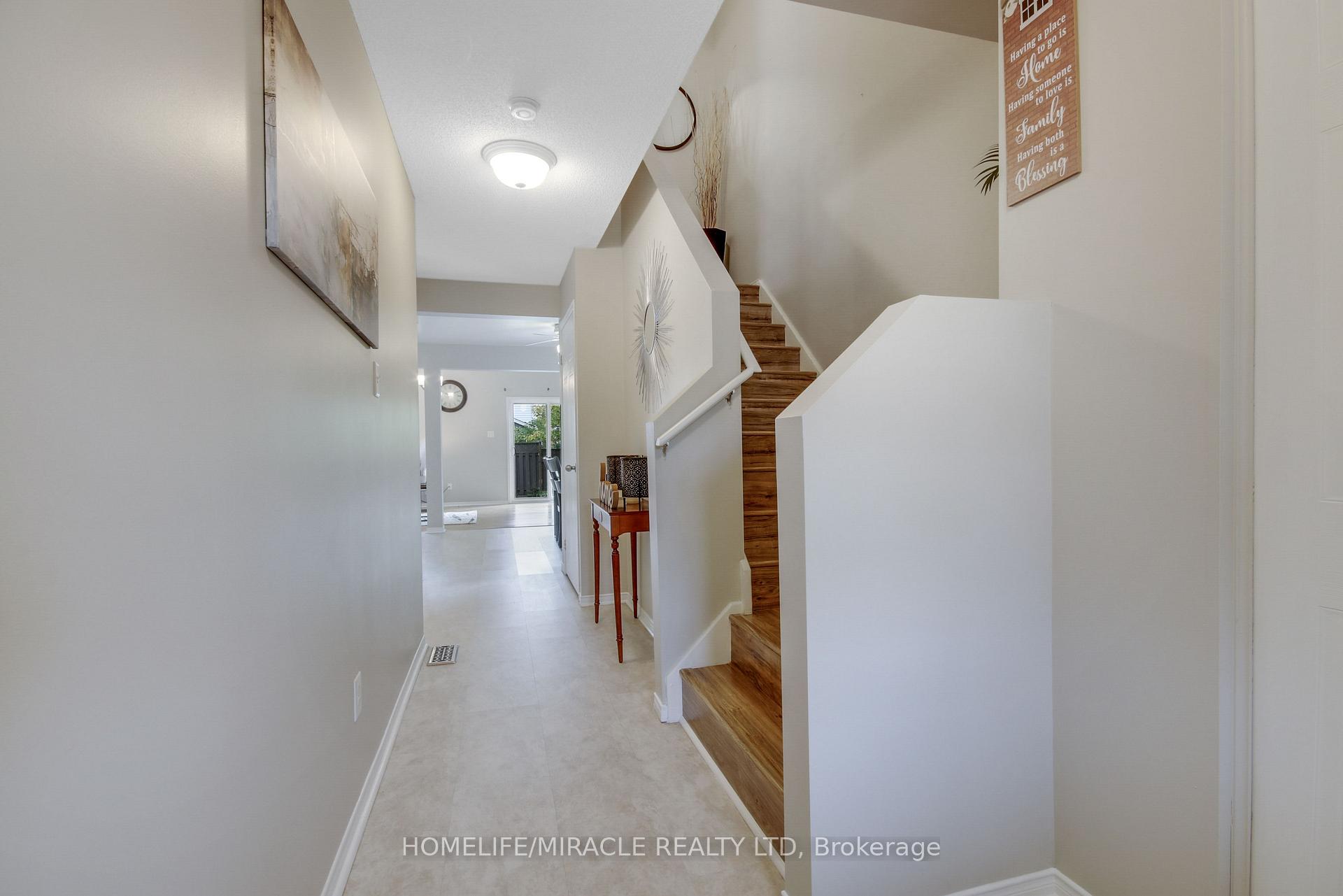 Photo 4 of 1827 Bloom Crescent, London, North C — HOMEH