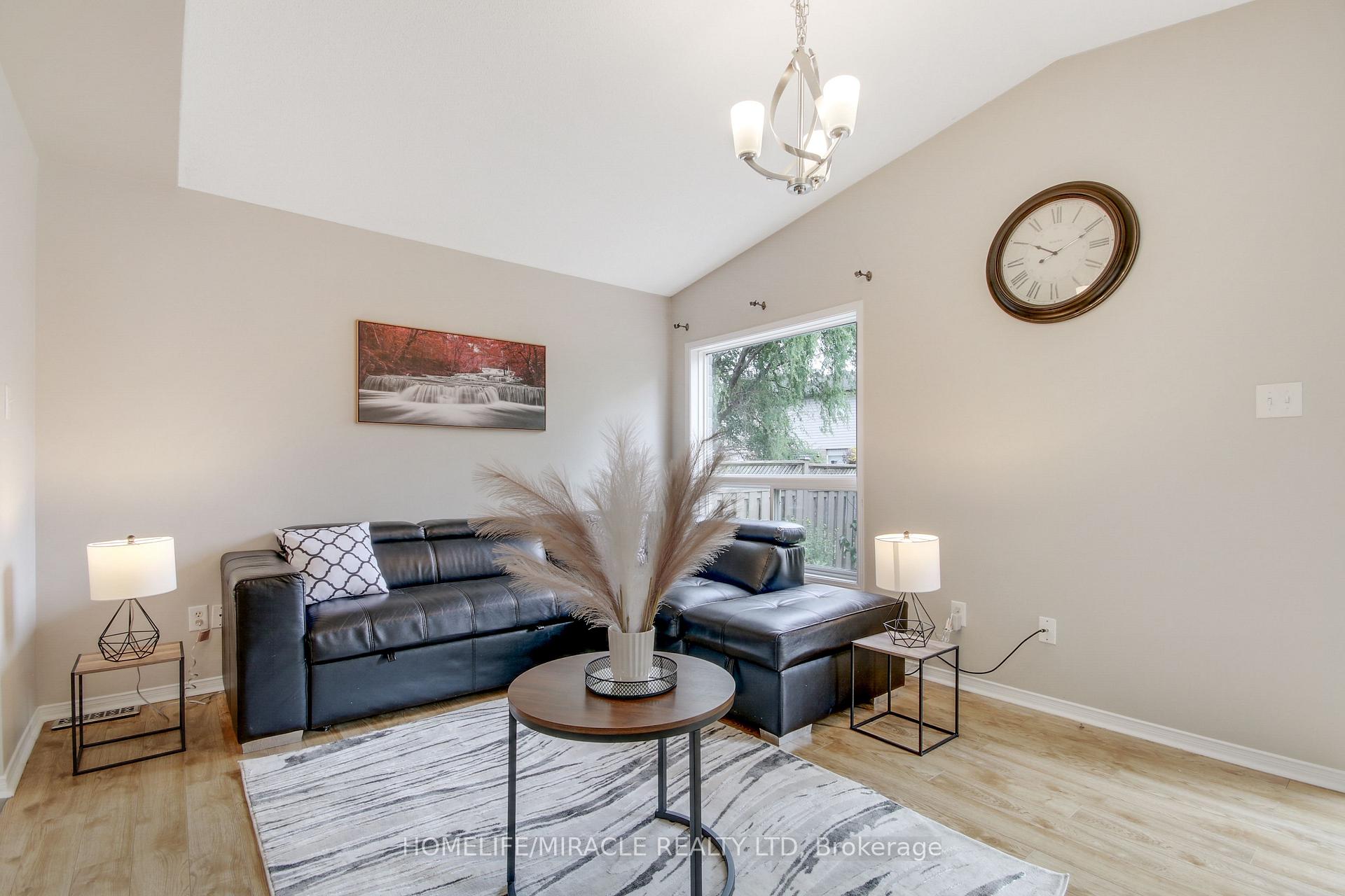 Photo 5 of 1827 Bloom Crescent, London, North C — HOMEH