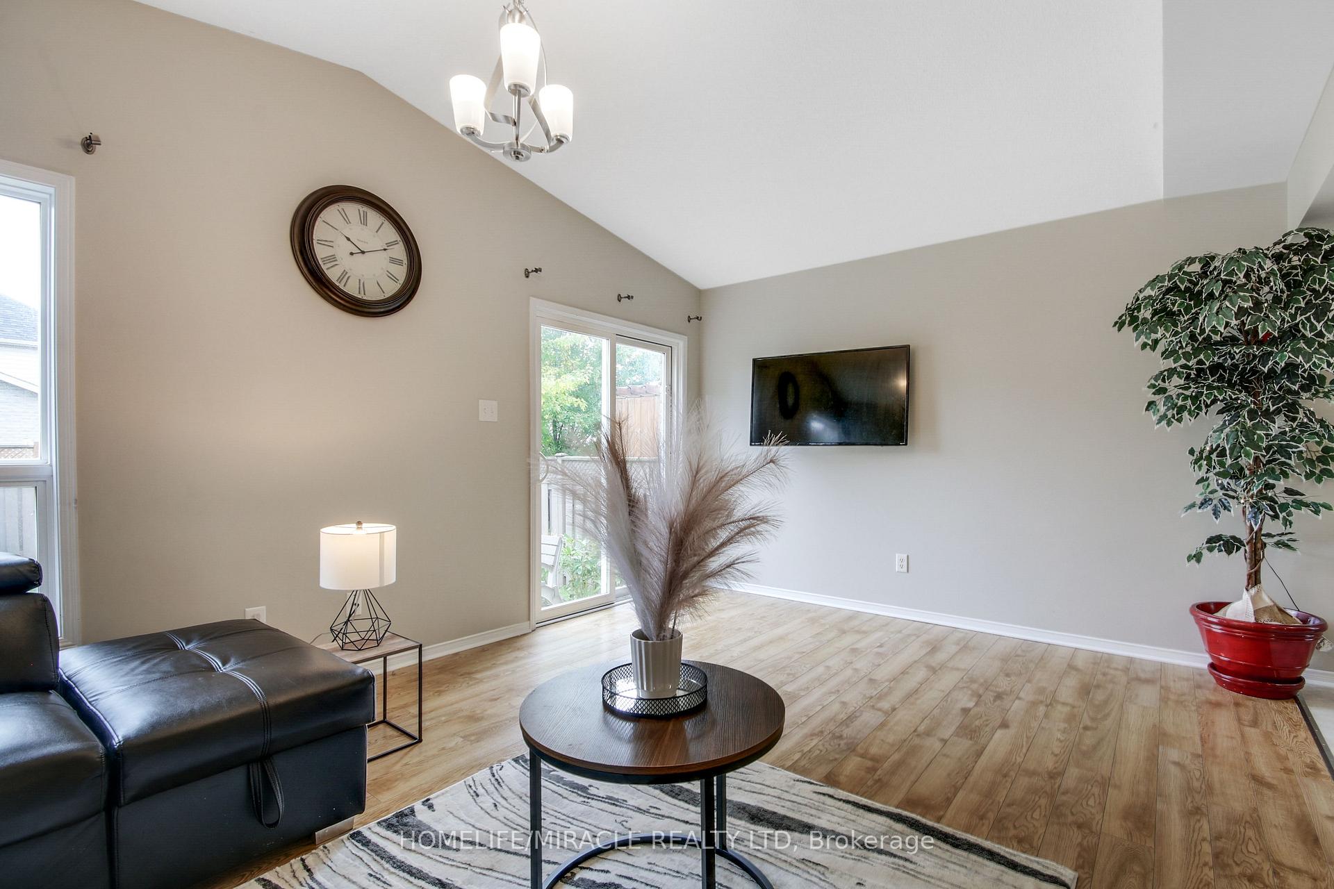 Photo 7 of 1827 Bloom Crescent, London, North C — HOMEH