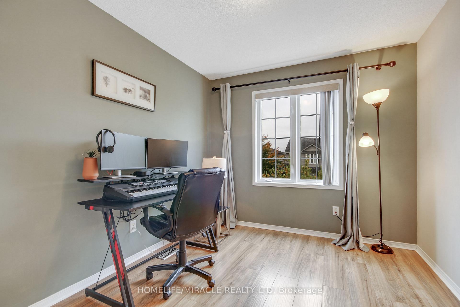 Photo 17 of 1827 Bloom Crescent, London, North C — HOMEH