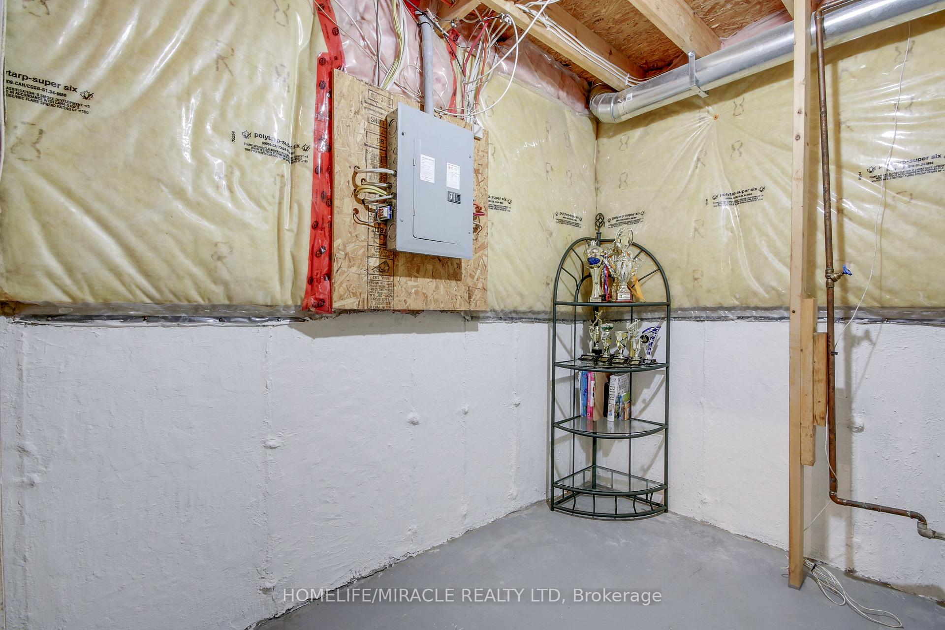 Photo 23 of 1827 Bloom Crescent, London, North C — HOMEH