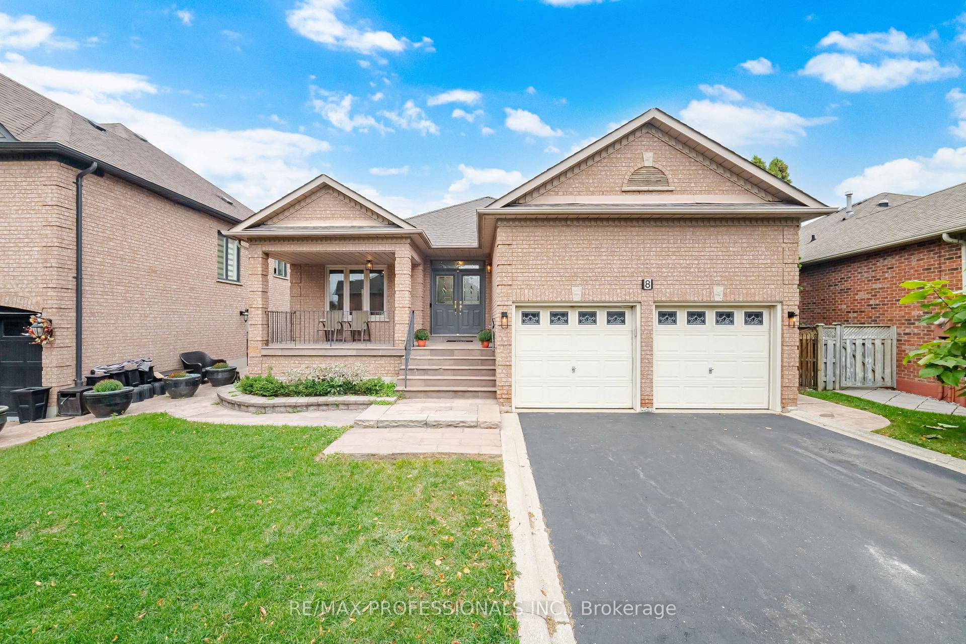 Photo 2 of 8 Piper Court, Vaughan, Maple — HOMEH