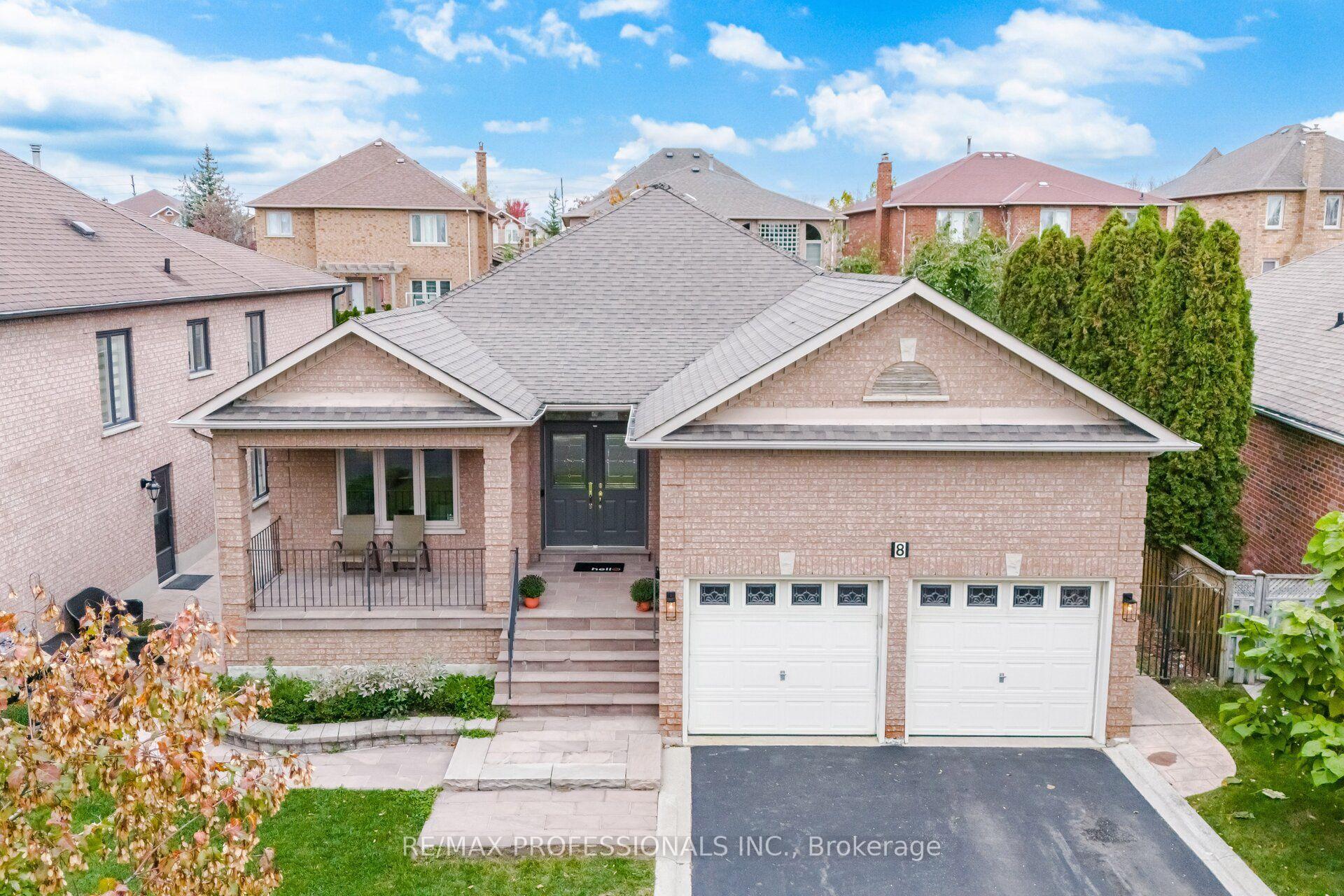 Photo 3 of 8 Piper Court, Vaughan, Maple — HOMEH