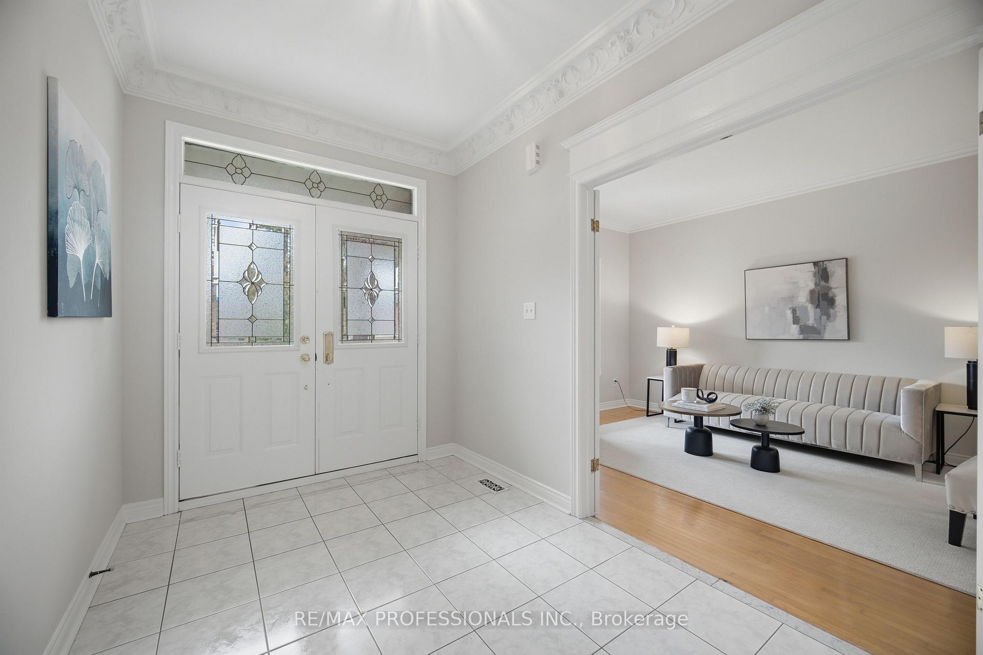 Photo 7 of 8 Piper Court, Vaughan, Maple — HOMEH