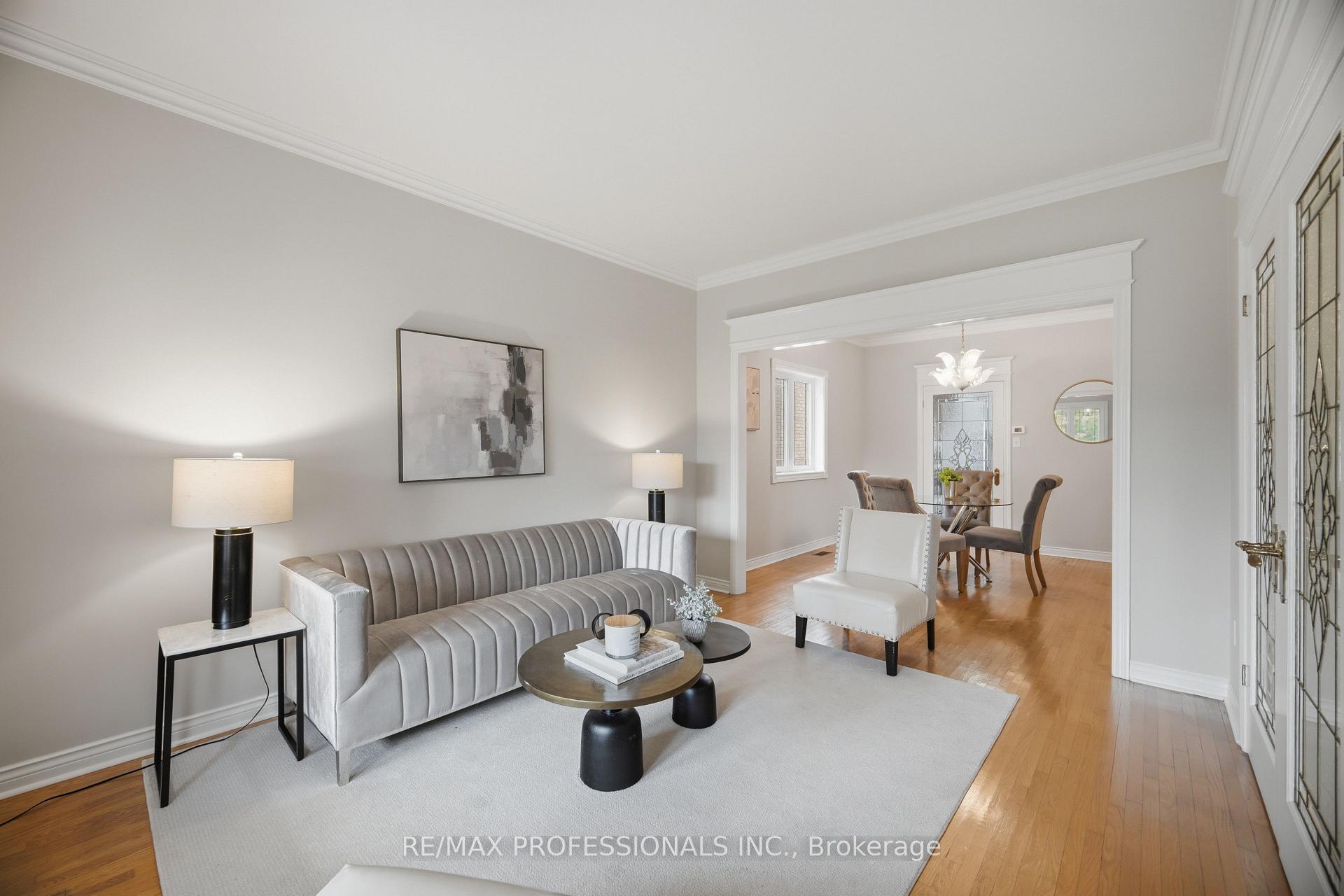 Photo 9 of 8 Piper Court, Vaughan, Maple — HOMEH