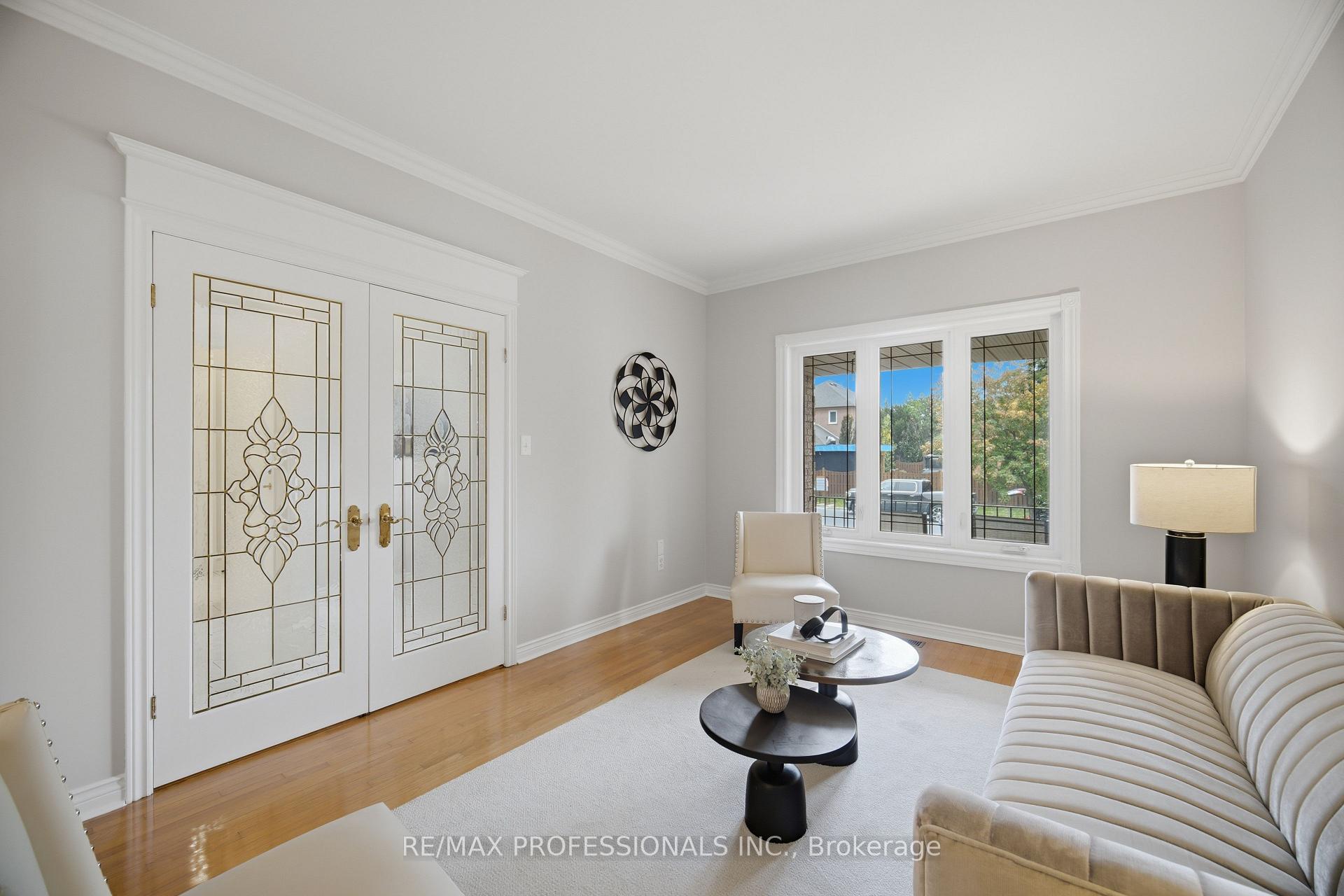 Photo 10 of 8 Piper Court, Vaughan, Maple — HOMEH