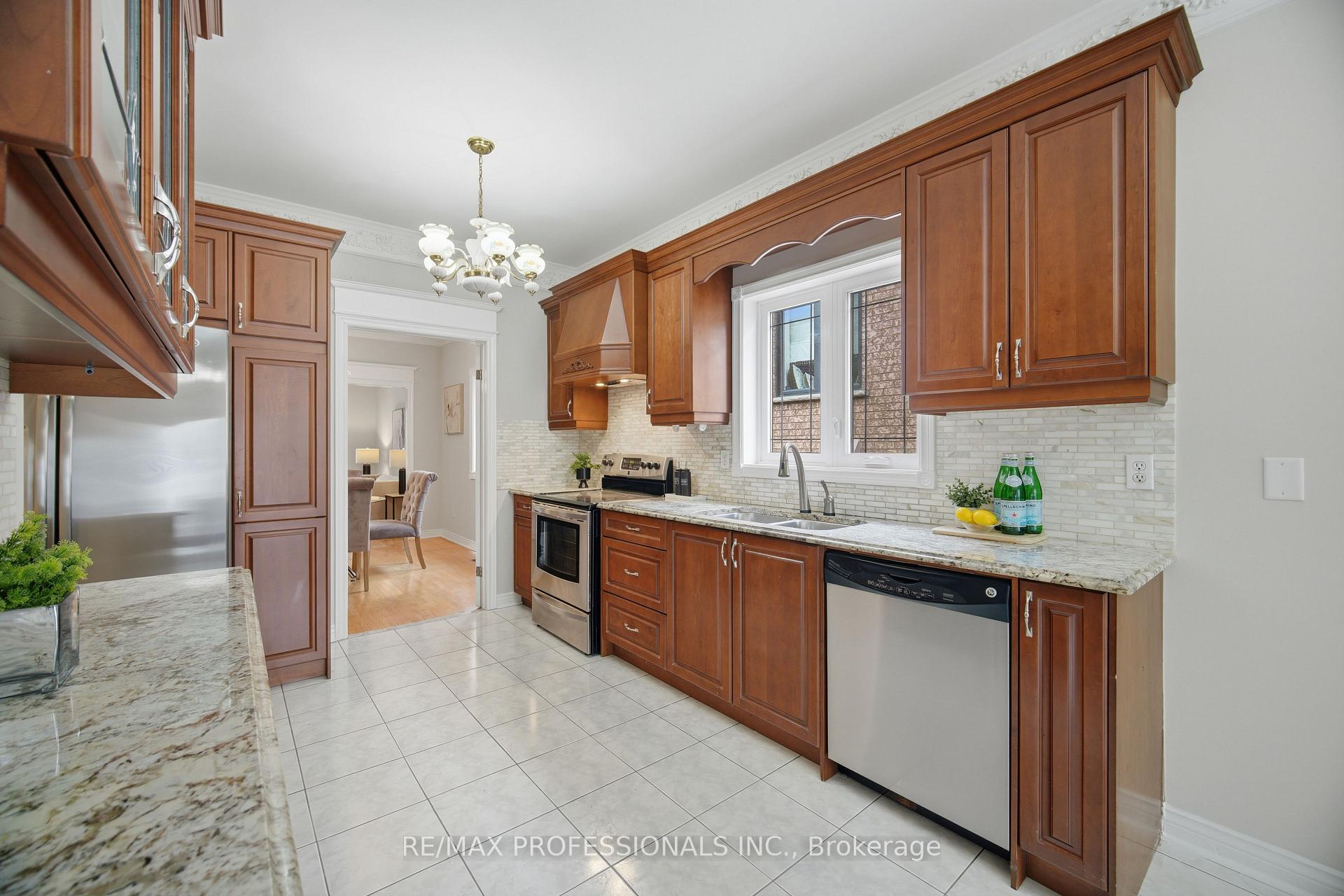 Photo 13 of 8 Piper Court, Vaughan, Maple — HOMEH