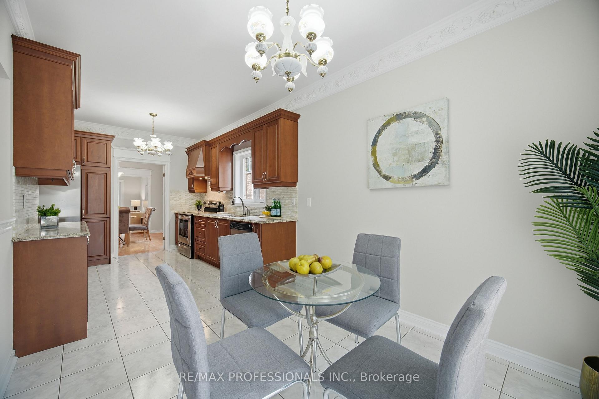 Photo 15 of 8 Piper Court, Vaughan, Maple — HOMEH