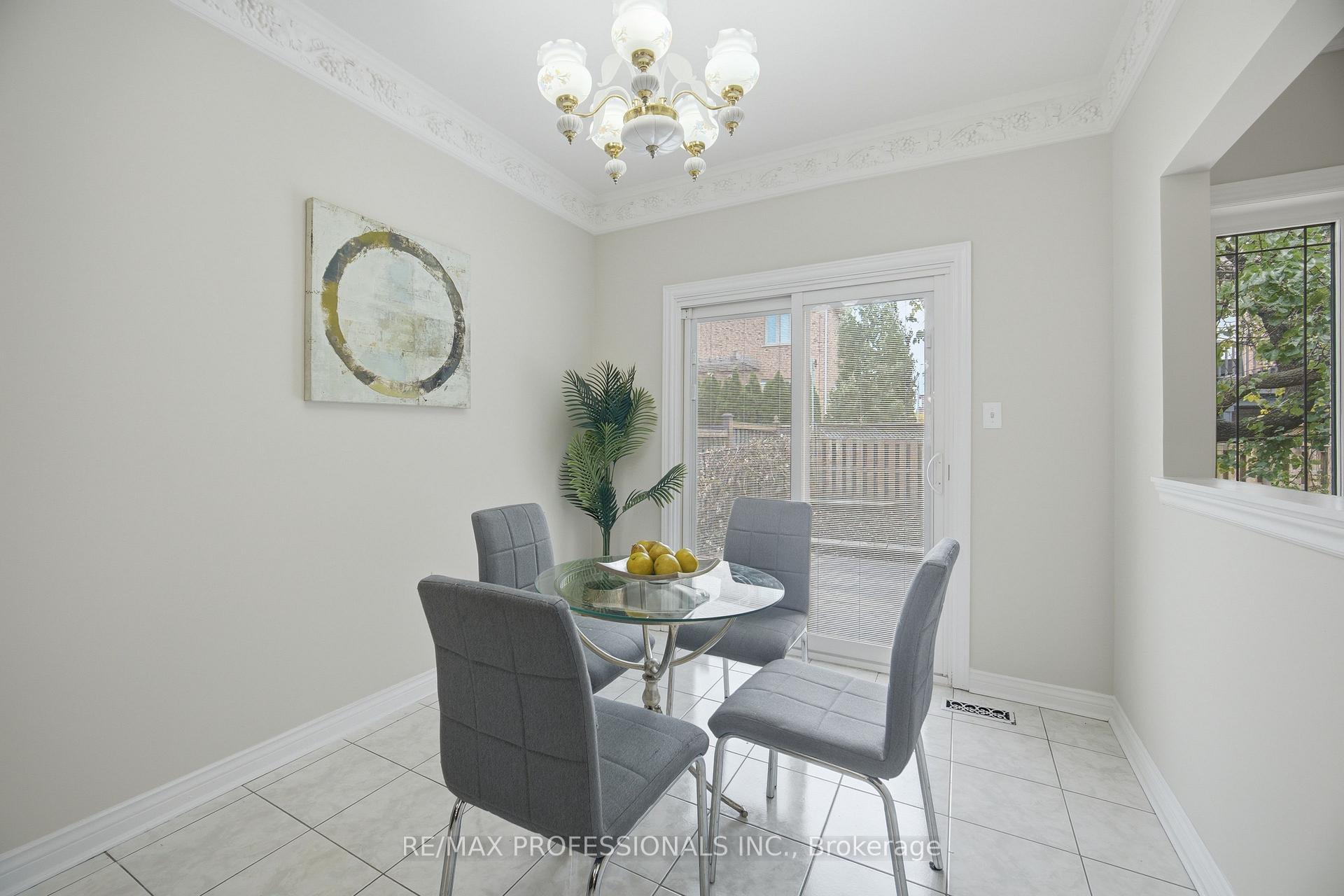 Photo 16 of 8 Piper Court, Vaughan, Maple — HOMEH