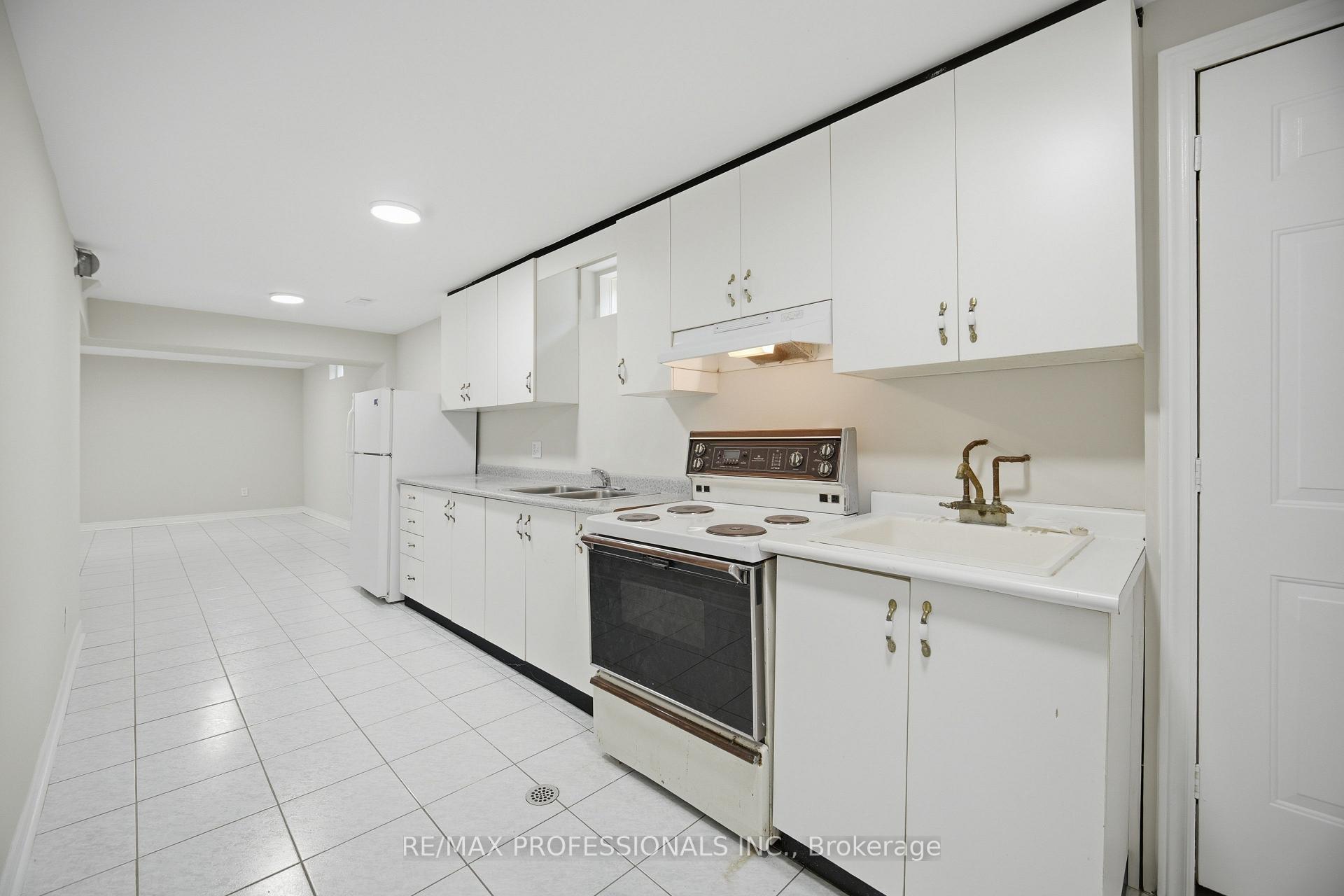 Photo 37 of 8 Piper Court, Vaughan, Maple — HOMEH