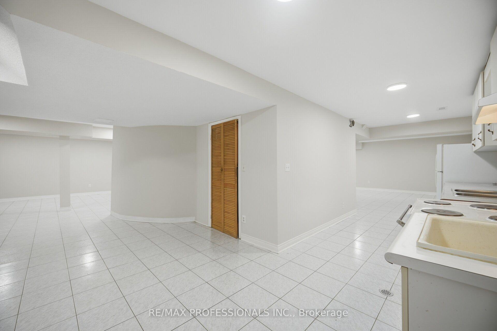 Photo 38 of 8 Piper Court, Vaughan, Maple — HOMEH
