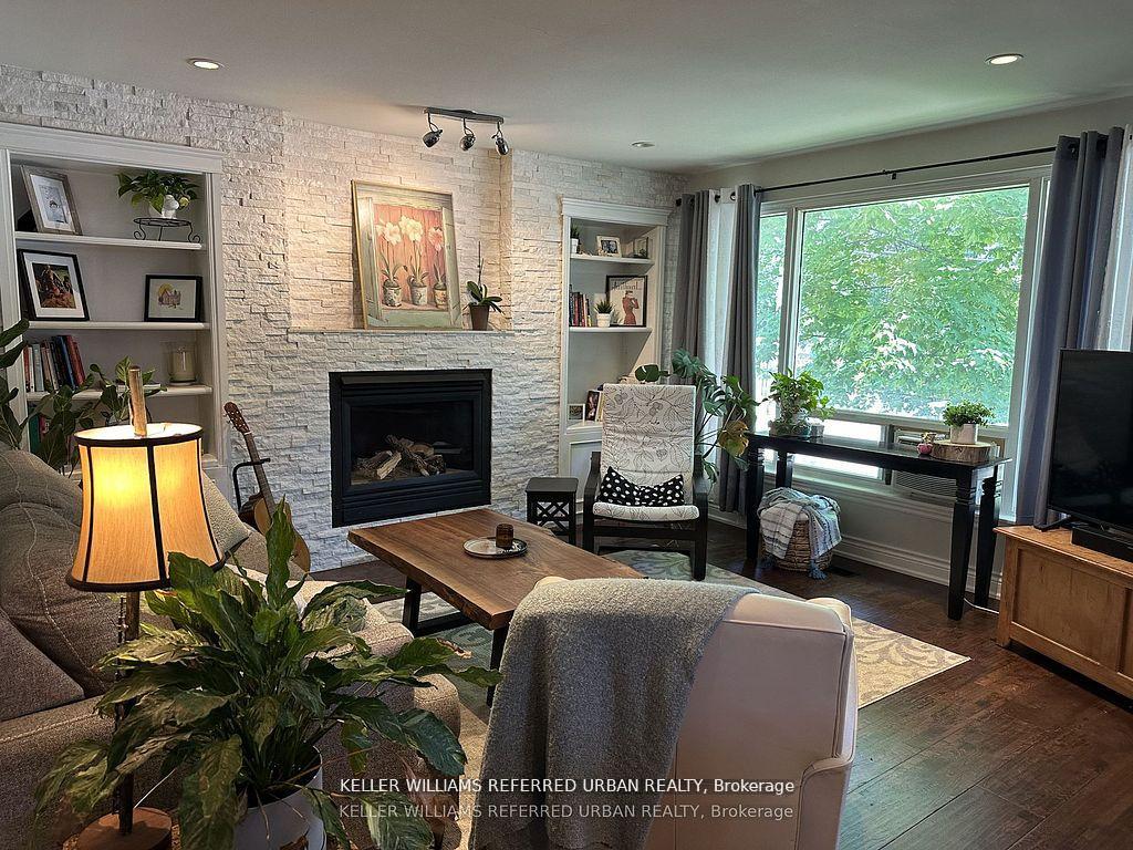 Photo 2 of Unit Main, 30 Collins Crescent, Aurora, Aurora Heights — HOMEH