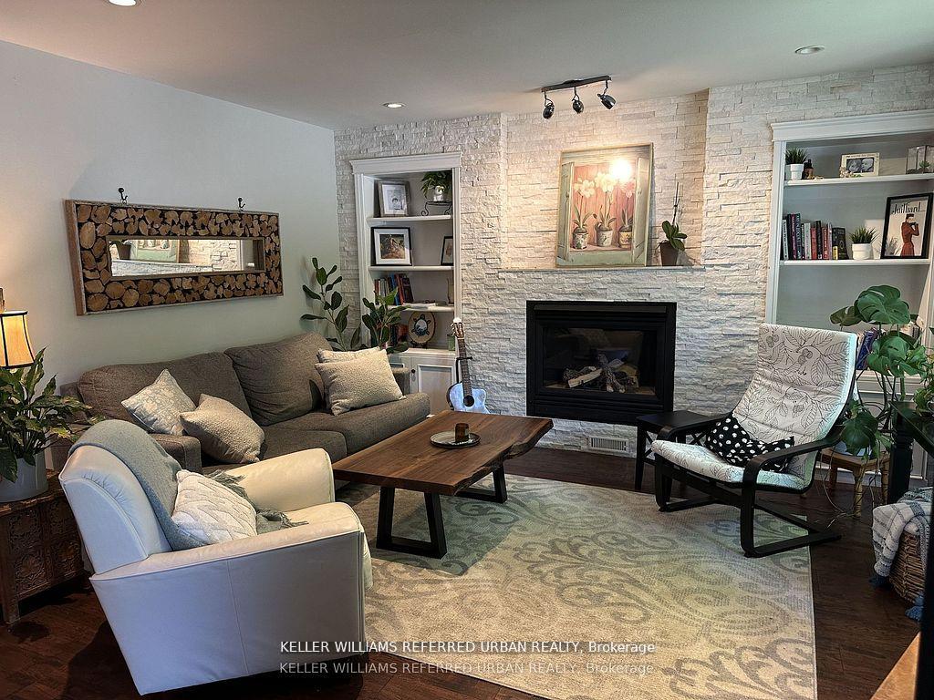 Photo 3 of Unit Main, 30 Collins Crescent, Aurora, Aurora Heights — HOMEH