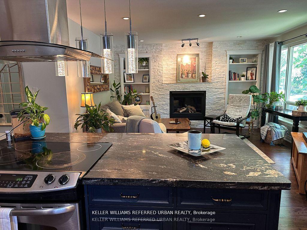 Photo 4 of Unit Main, 30 Collins Crescent, Aurora, Aurora Heights — HOMEH