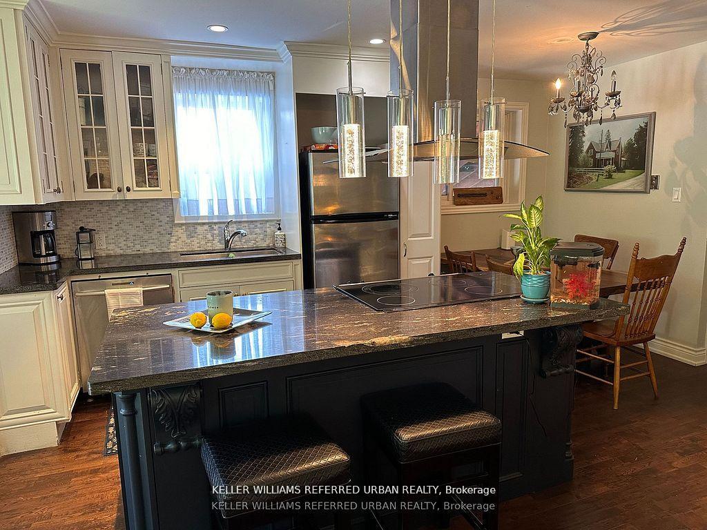 Photo 5 of Unit Main, 30 Collins Crescent, Aurora, Aurora Heights — HOMEH