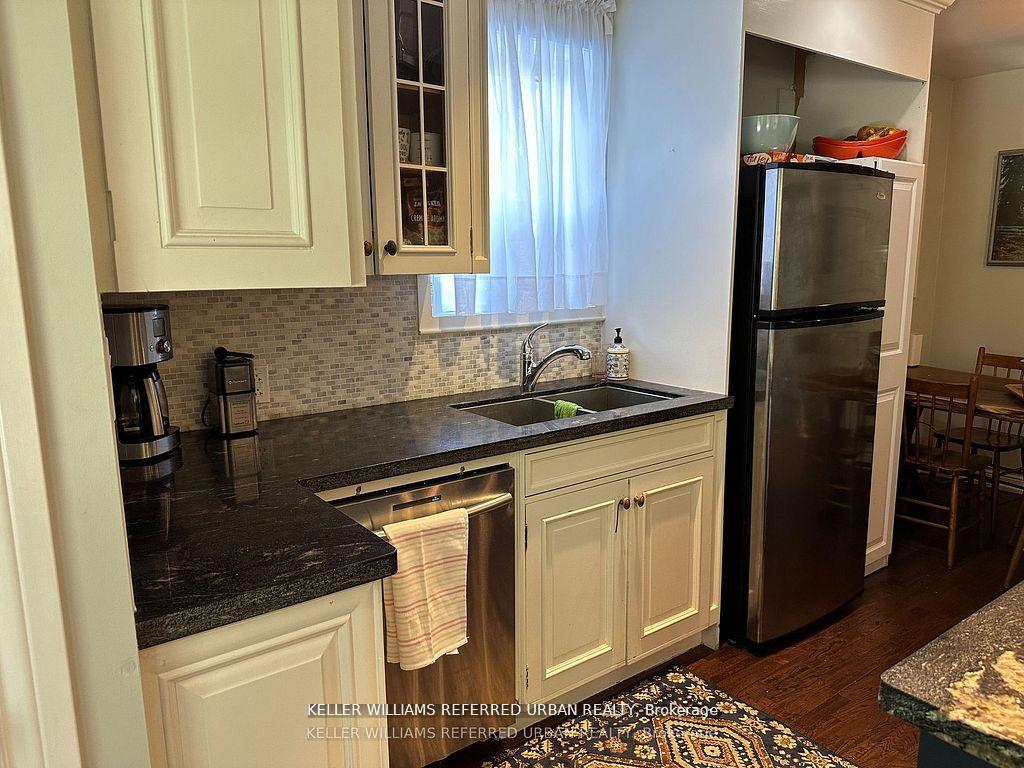 Photo 6 of Unit Main, 30 Collins Crescent, Aurora, Aurora Heights — HOMEH