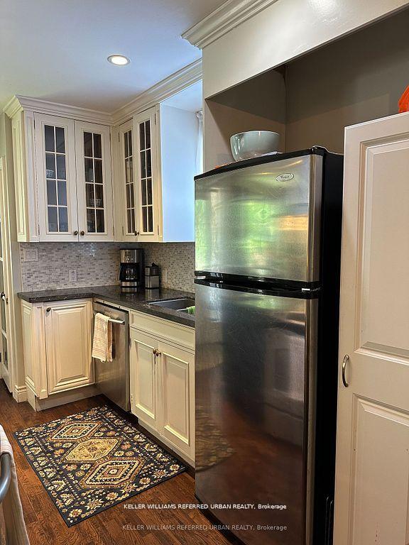 Photo 7 of Unit Main, 30 Collins Crescent, Aurora, Aurora Heights — HOMEH