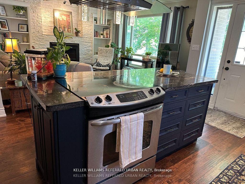 Photo 8 of Unit Main, 30 Collins Crescent, Aurora, Aurora Heights — HOMEH