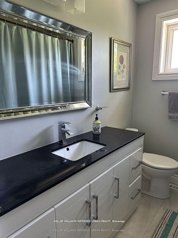 Photo 14 of Unit Main, 30 Collins Crescent, Aurora, Aurora Heights — HOMEH