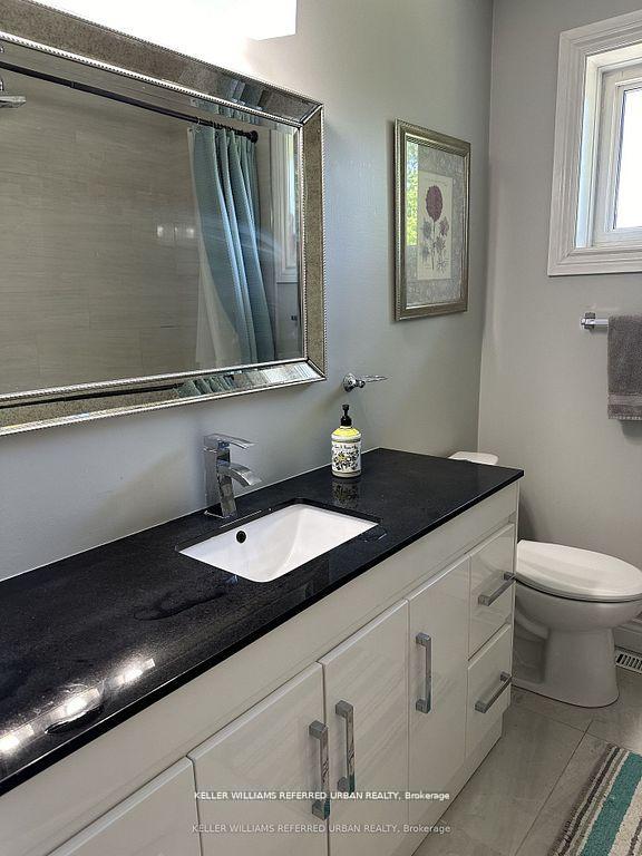 Photo 16 of Unit Main, 30 Collins Crescent, Aurora, Aurora Heights — HOMEH