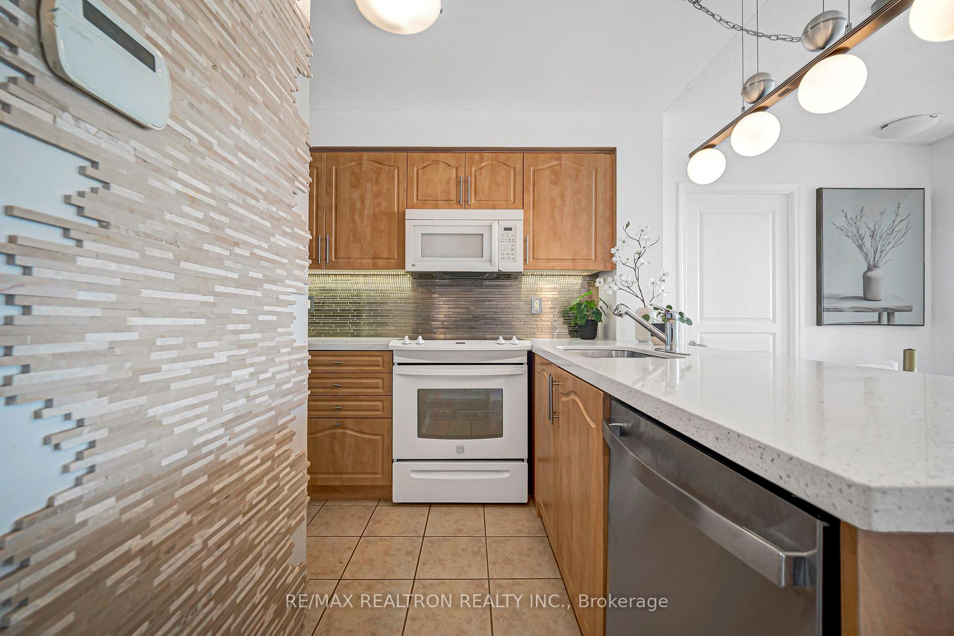 Photo 13 of Unit 601, 330 Red Maple Road, Richmond Hill, Langstaff — HOMEH