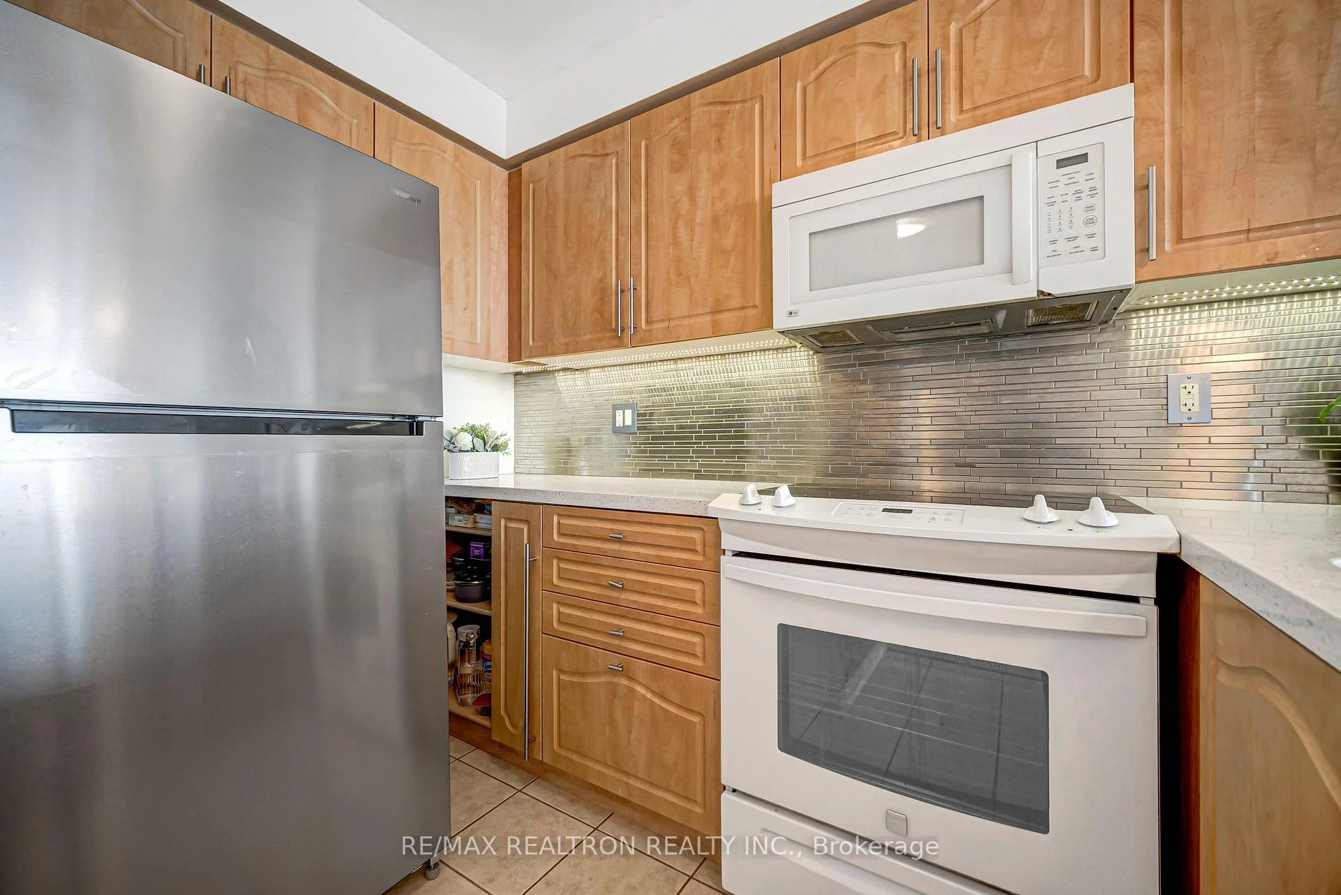Photo 26 of Unit 601, 330 Red Maple Road, Richmond Hill, Langstaff — HOMEH
