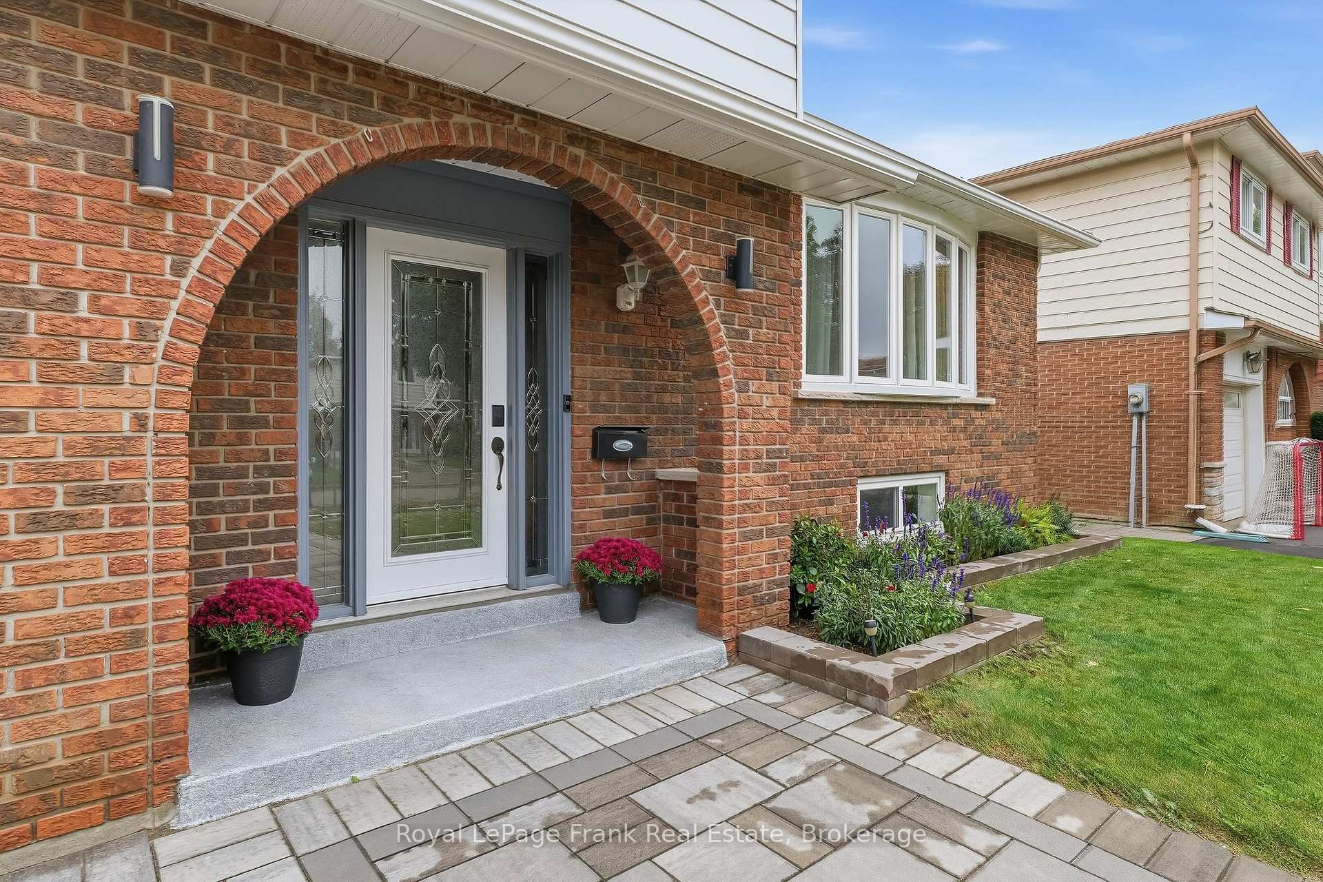 Photo 3 of 15 Hillier Street, Clarington, Bowmanville — HOMEH