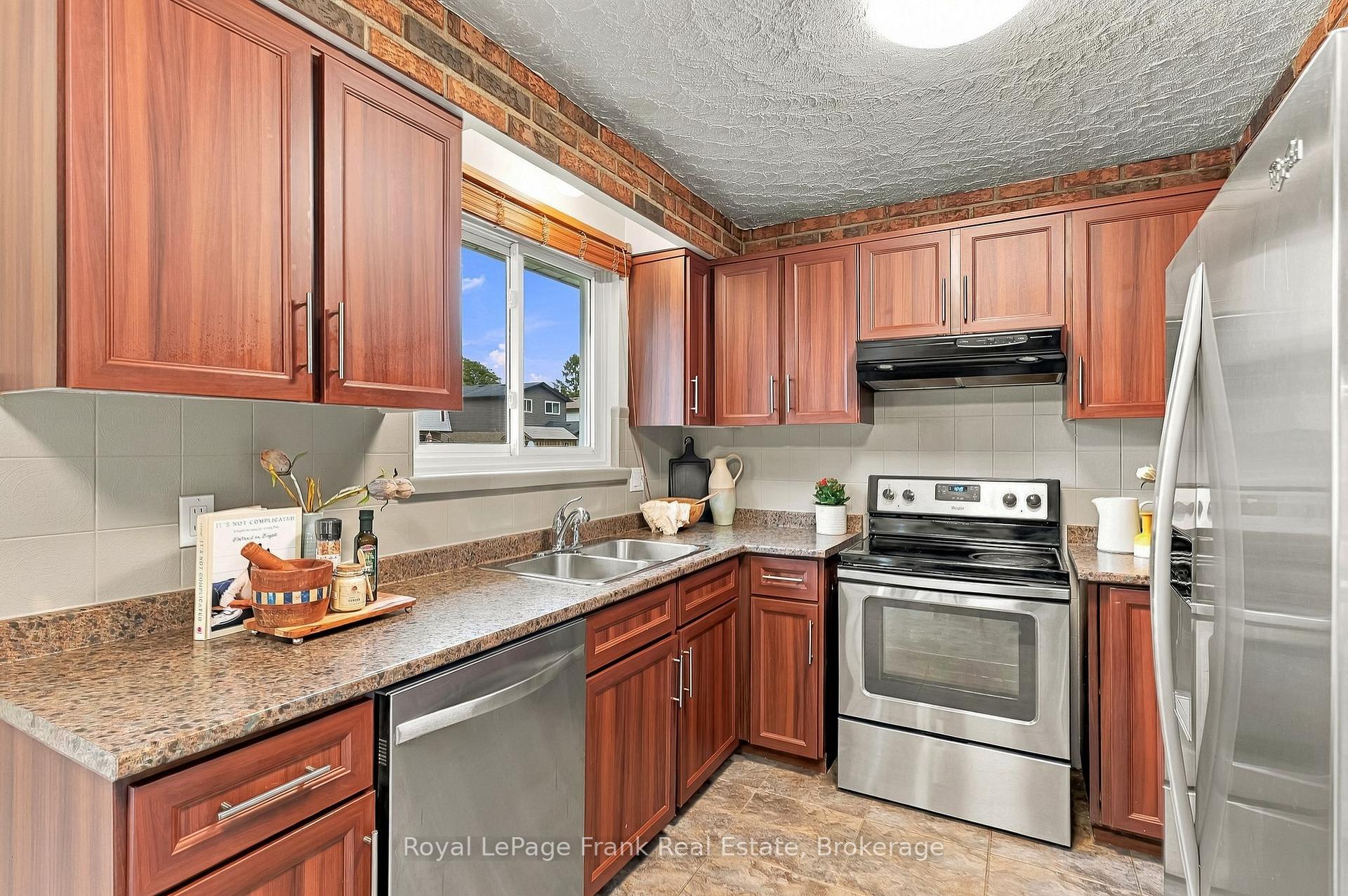 Photo 16 of 15 Hillier Street, Clarington, Bowmanville — HOMEH