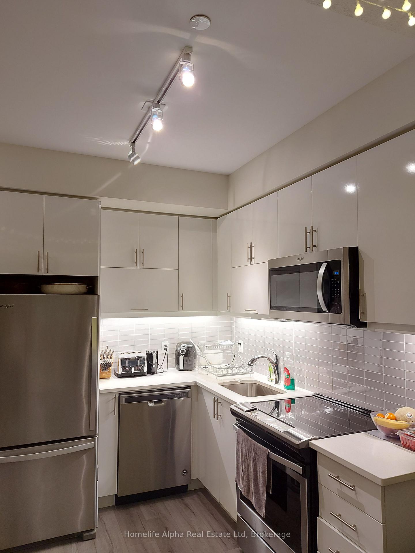 Photo 7 of Unit 202, 39 Annie Craig Drive, Etobicoke, Mimico — HOMEH