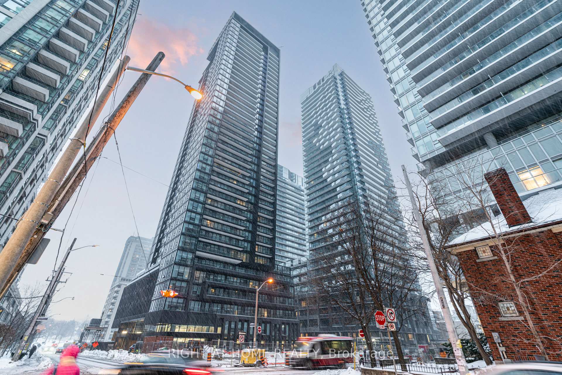 Photo of Unit 2403S, 110 Broadway Avenue