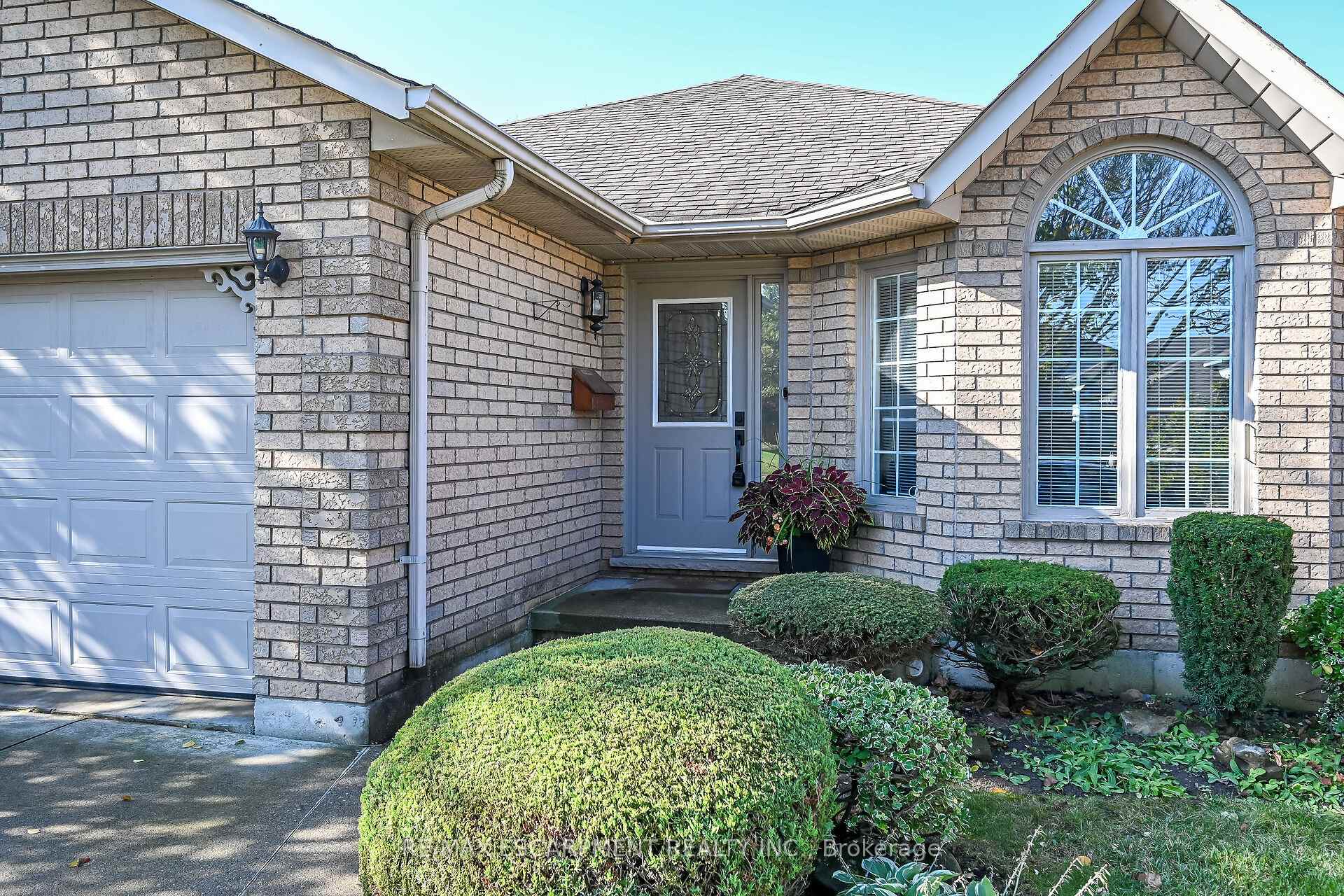 Photo 2 of 37 Glenhollow Drive, Hamilton, Stoney Creek — HOMEH