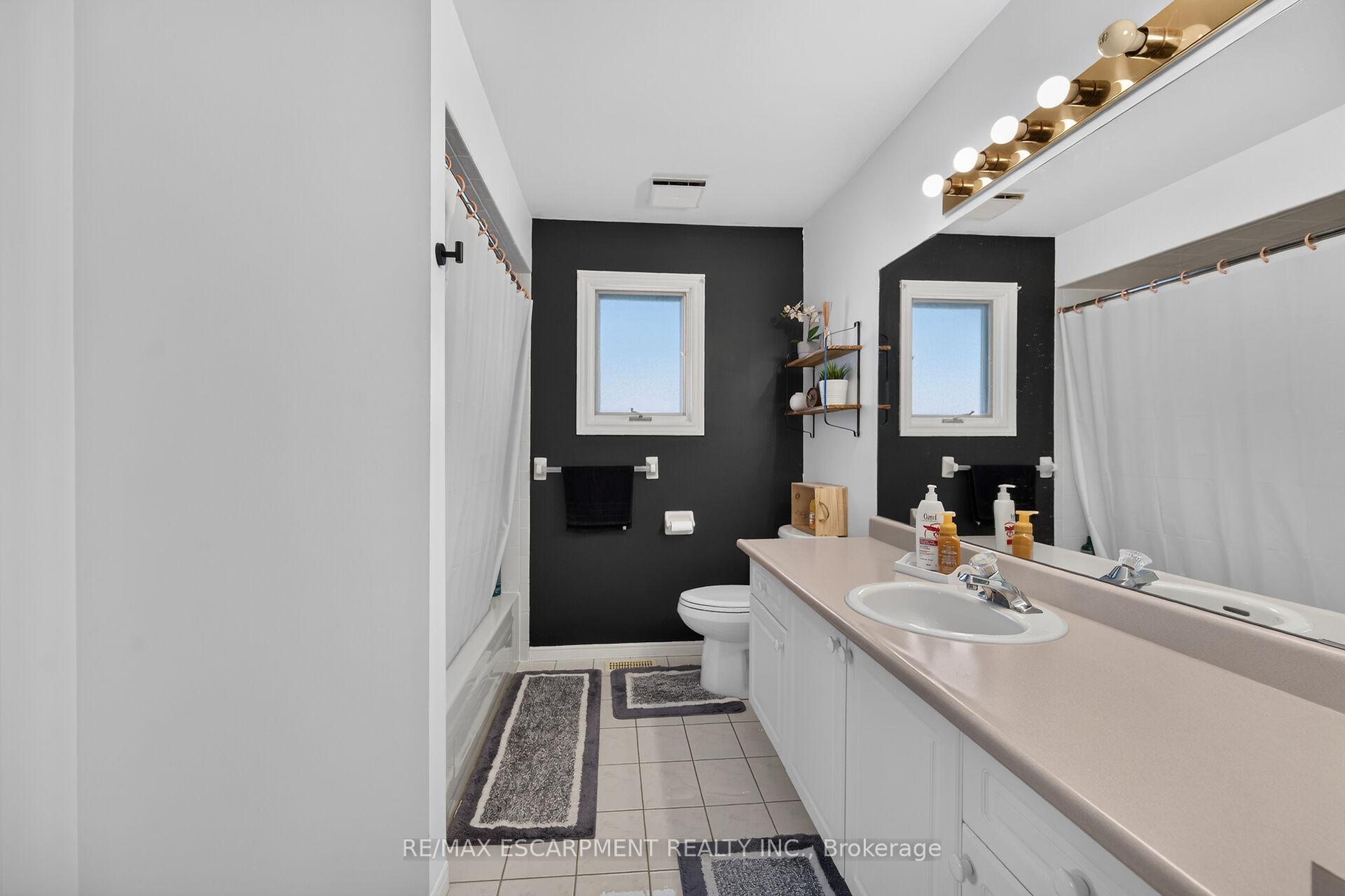 Photo 23 of 37 Glenhollow Drive, Hamilton, Stoney Creek — HOMEH