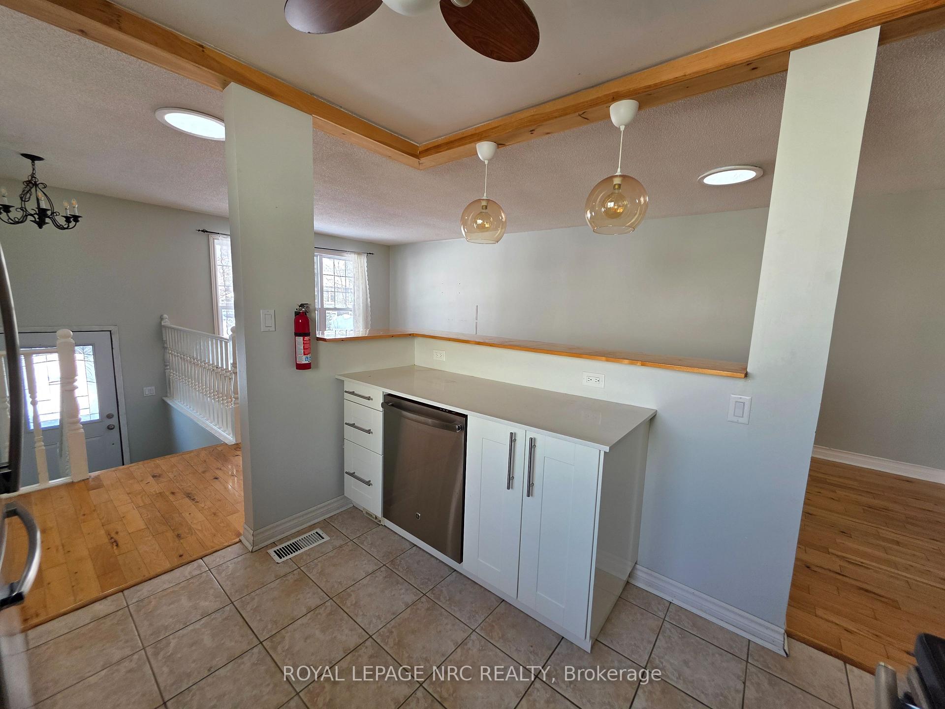 Photo 6 of 37 Fox Trail Drive, St. Catharines, Rykert/Vansickle — HOMEH
