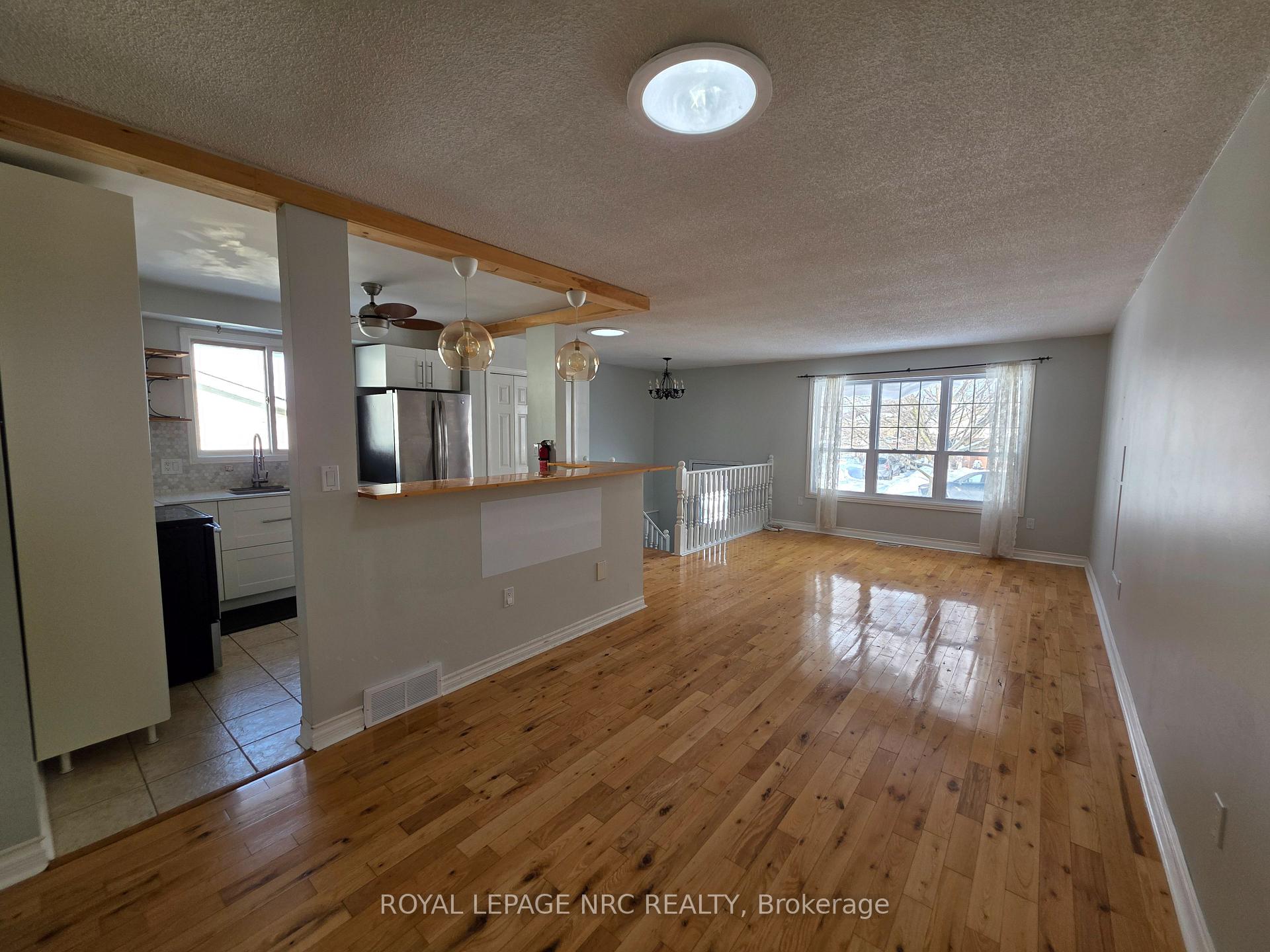 Photo 7 of 37 Fox Trail Drive, St. Catharines, Rykert/Vansickle — HOMEH