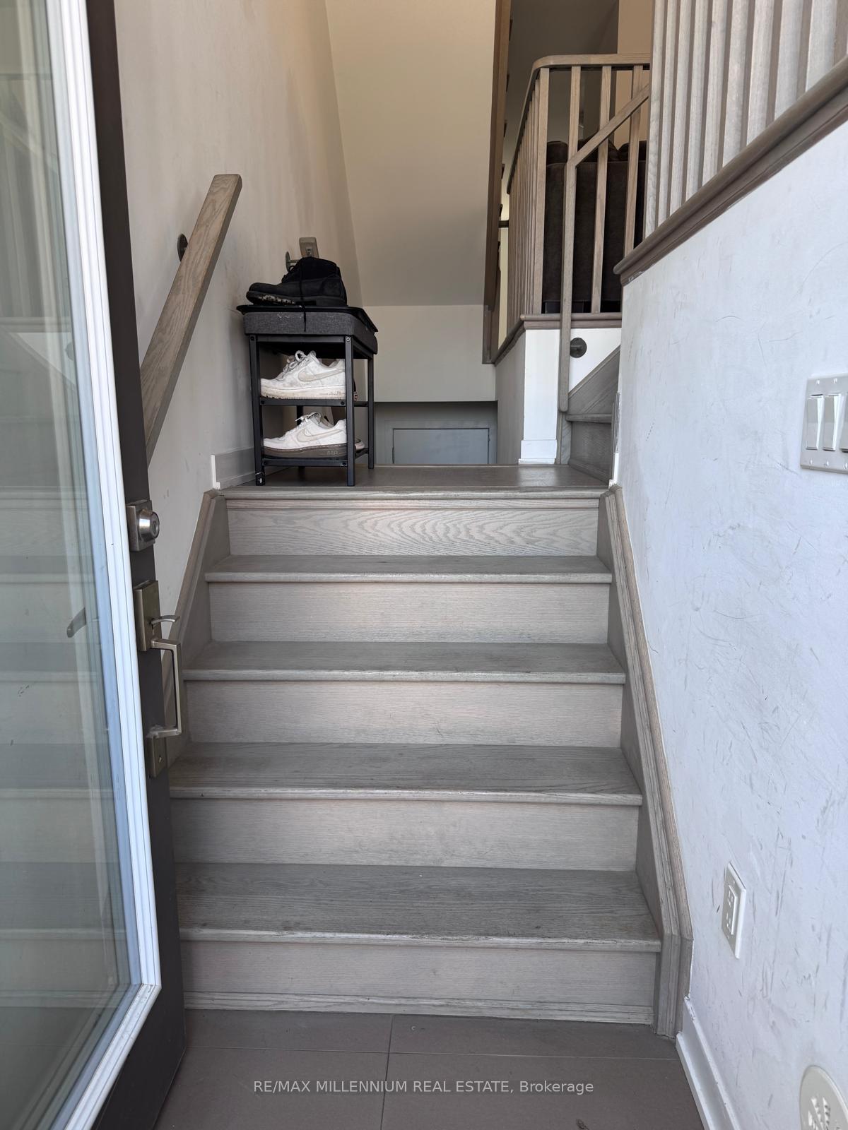 Photo 3 of 54 Hooyo Terrace, Toronto, Englemount-Lawrence — HOMEH