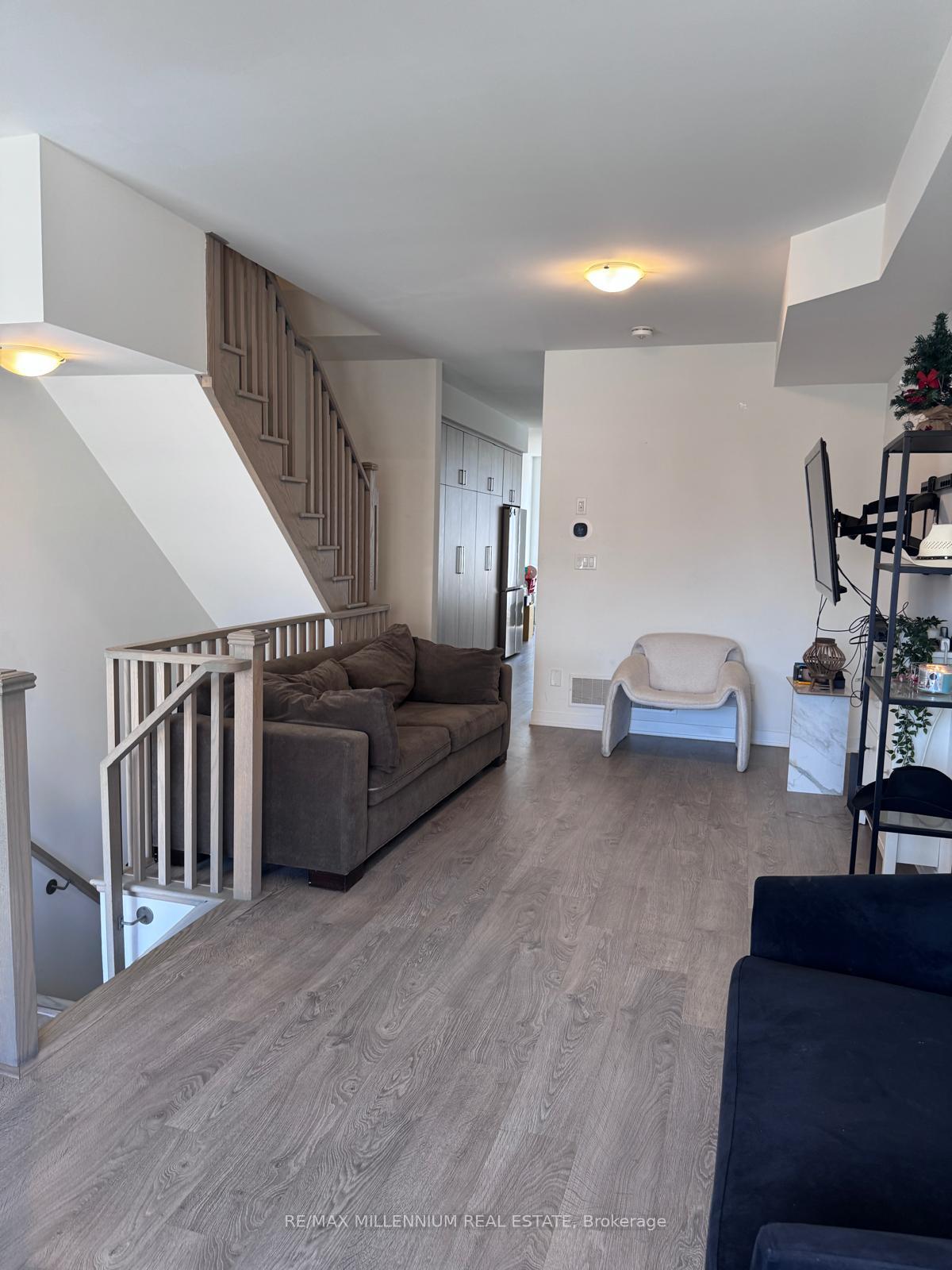 Photo 6 of 54 Hooyo Terrace, Toronto, Englemount-Lawrence — HOMEH