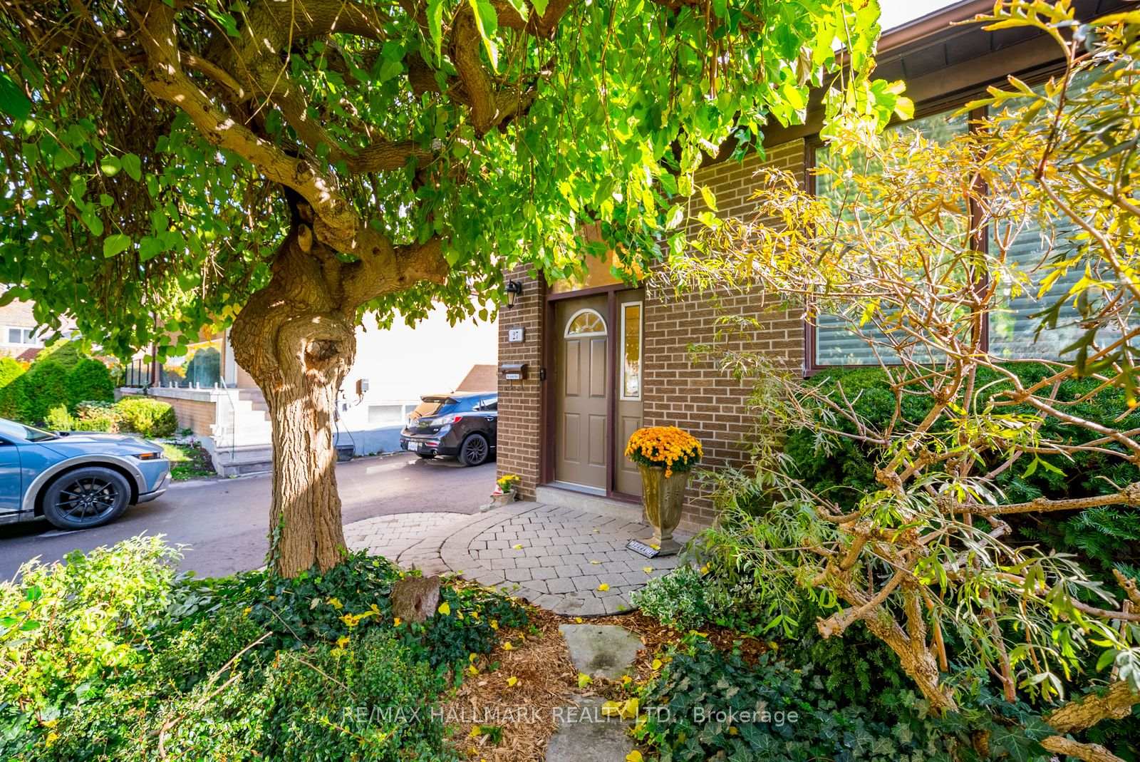 Photo 1 of 27 Pinebrook Avenue, North York, Victoria Village — HOMEH