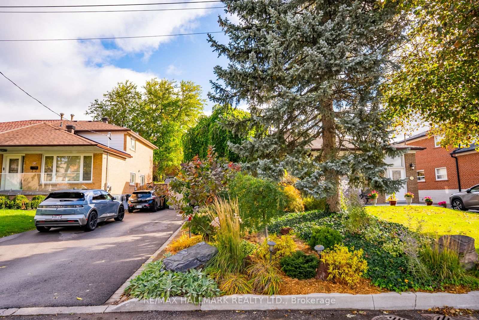 Photo 4 of 27 Pinebrook Avenue, North York, Victoria Village — HOMEH