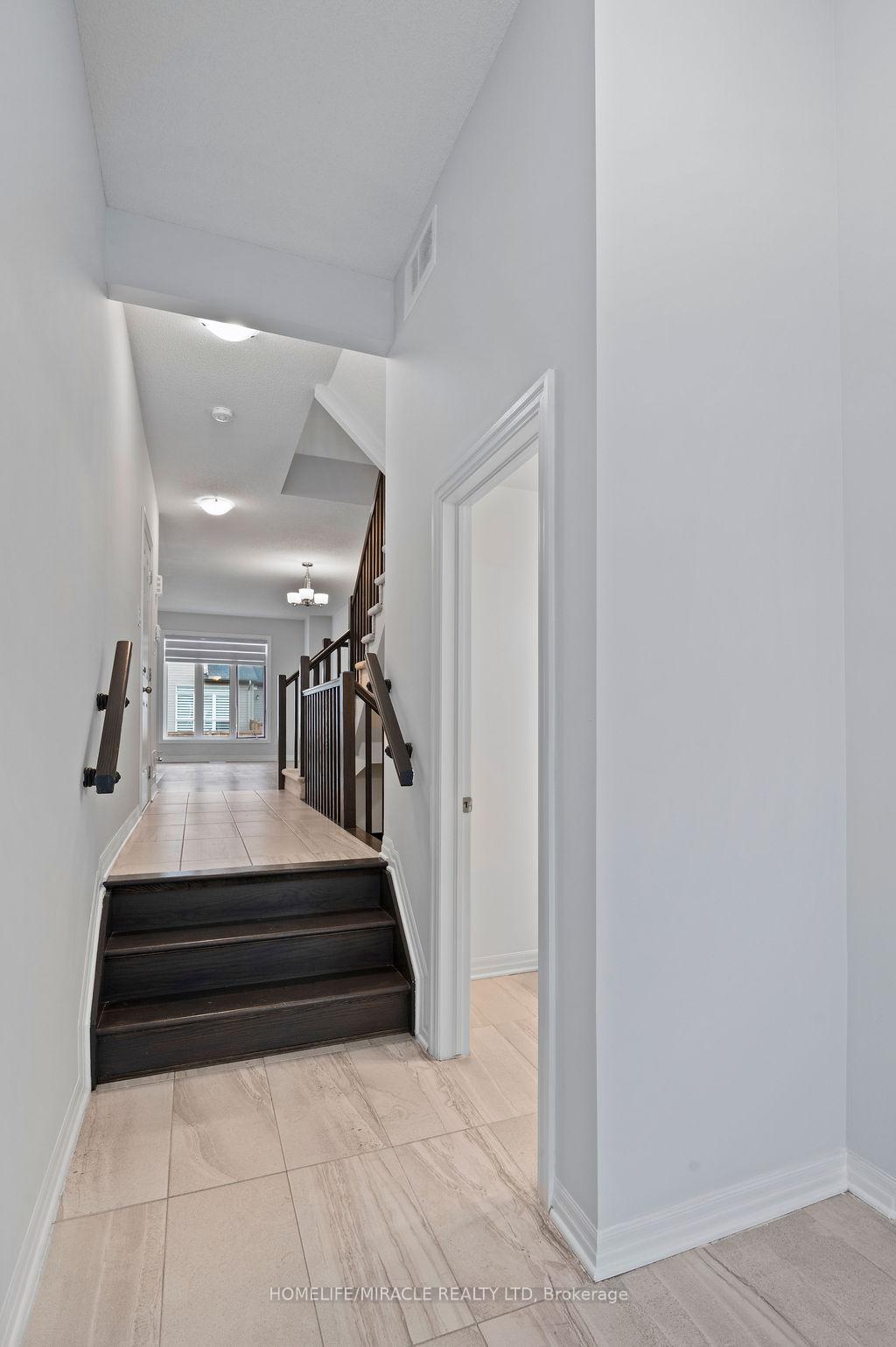Photo 9 of 153 Overberg Way, Ottawa, Kanata - Emerald Meadows/Trailwest — HOMEH