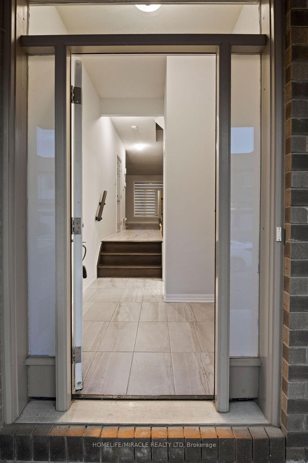 Photo 35 of 153 Overberg Way, Ottawa, Kanata - Emerald Meadows/Trailwest — HOMEH