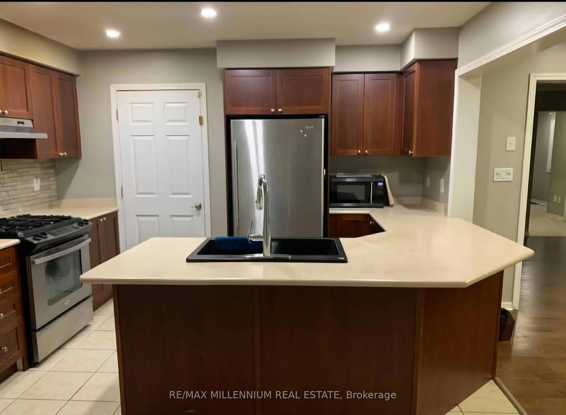 Photo 13 of 31 Ponymeadow Way, Brampton, Credit Valley — HOMEH