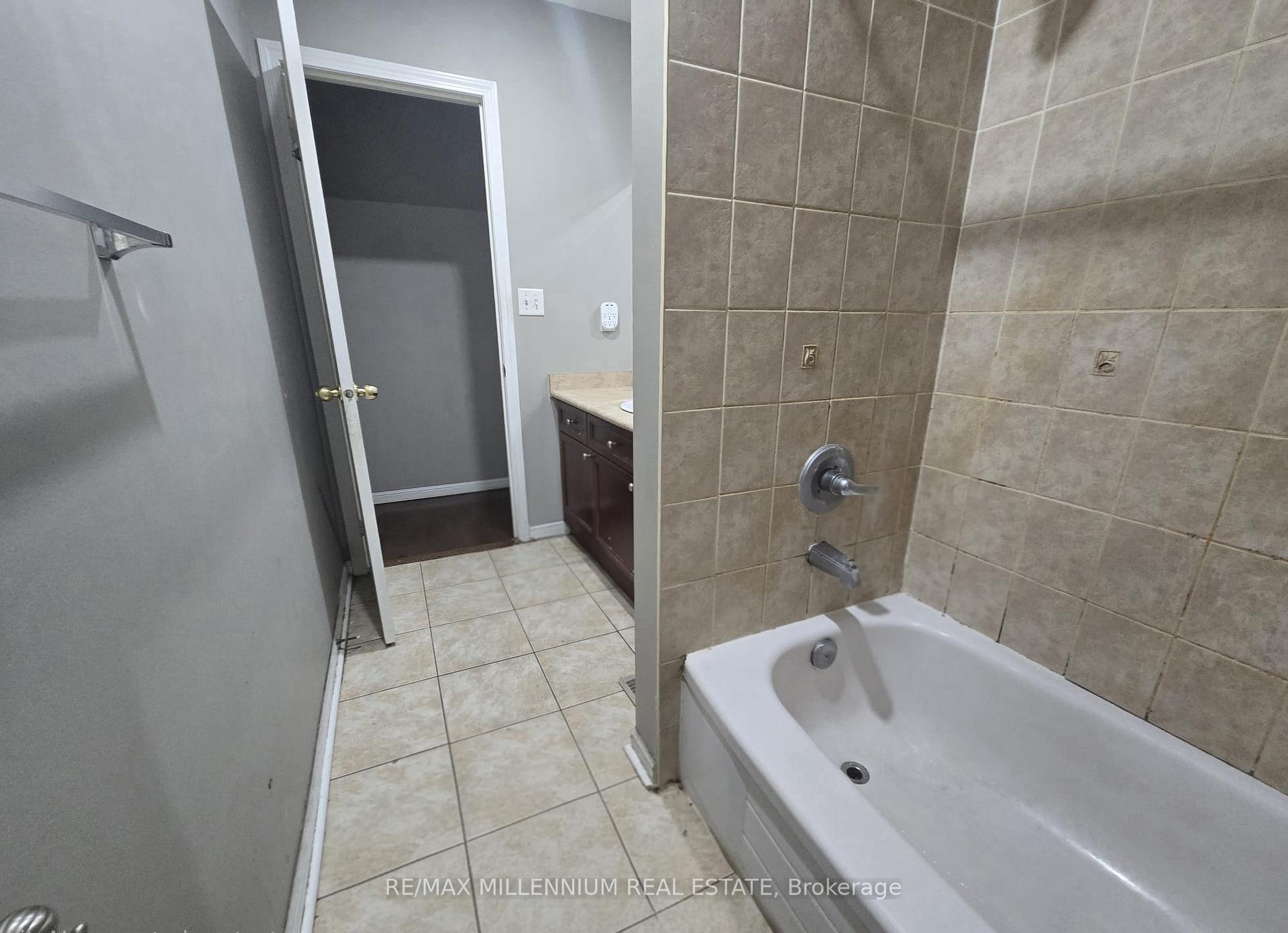 Photo 22 of 31 Ponymeadow Way, Brampton, Credit Valley — HOMEH