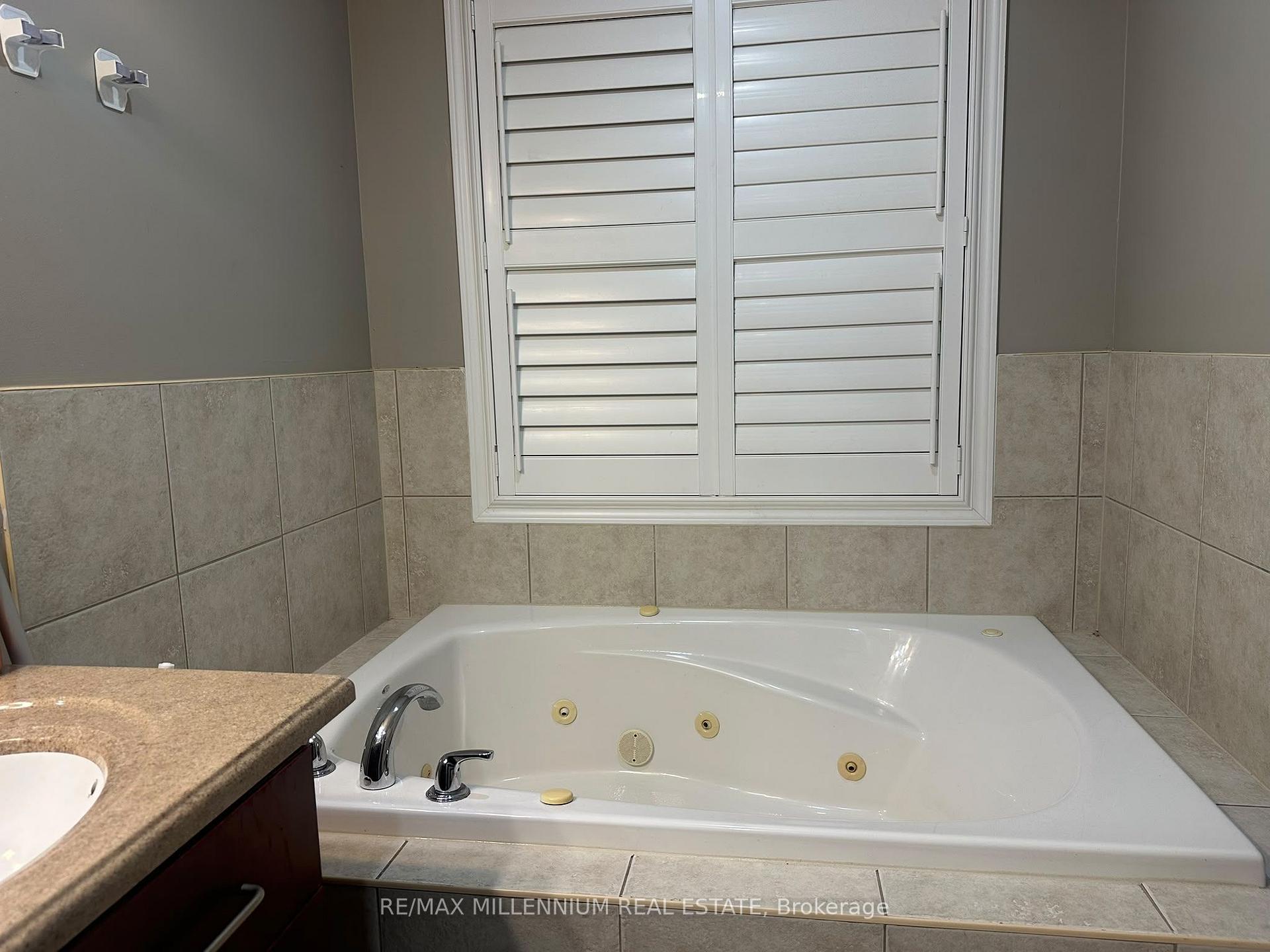 Photo 27 of 31 Ponymeadow Way, Brampton, Credit Valley — HOMEH