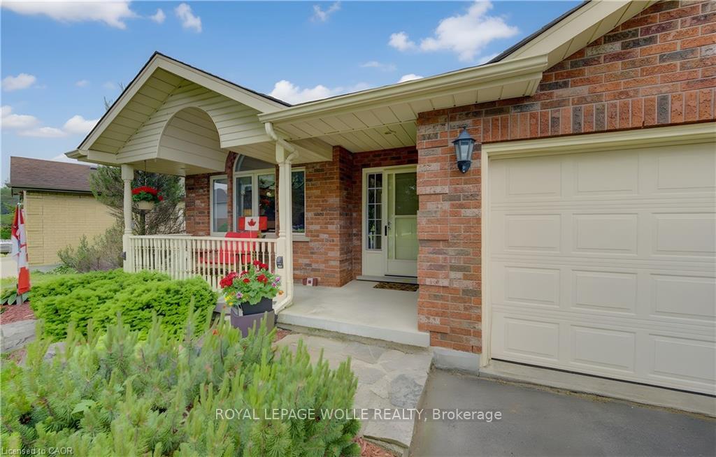Photo 8 of 599 Coldstream Drive, Waterloo, Conservation Meadows — HOMEH