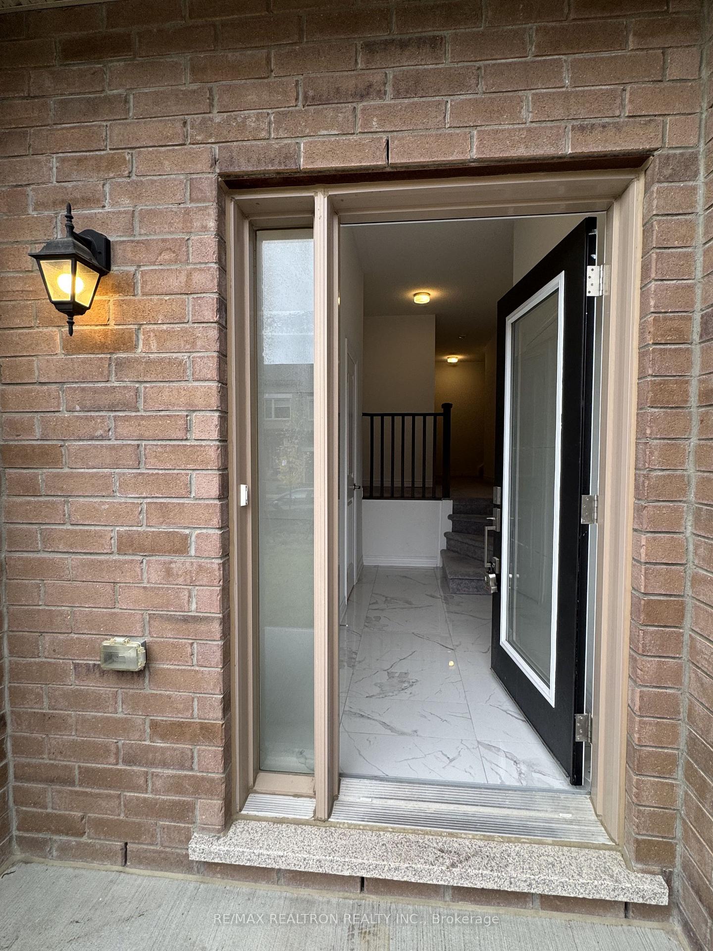 Photo 4 of 2031 Cameron Lott Crescent, Oshawa, Kedron — HOMEH