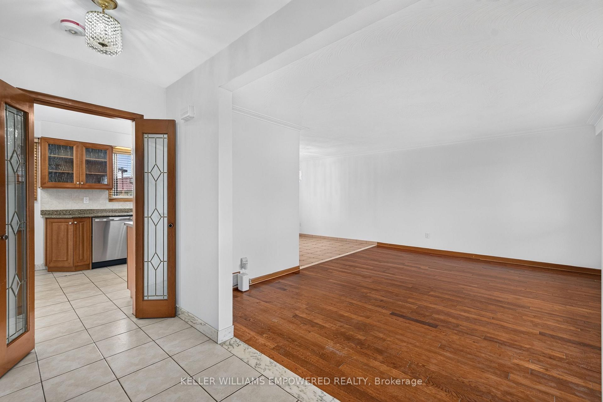 Photo 5 of Unit Main, 6 Archway Crescent, North York, Humbermede — HOMEH