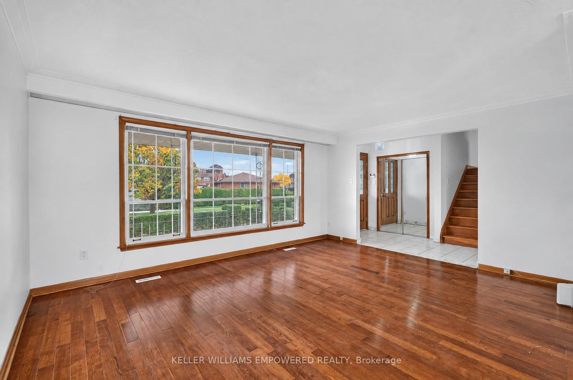 Photo 7 of Unit Main, 6 Archway Crescent, North York, Humbermede — HOMEH