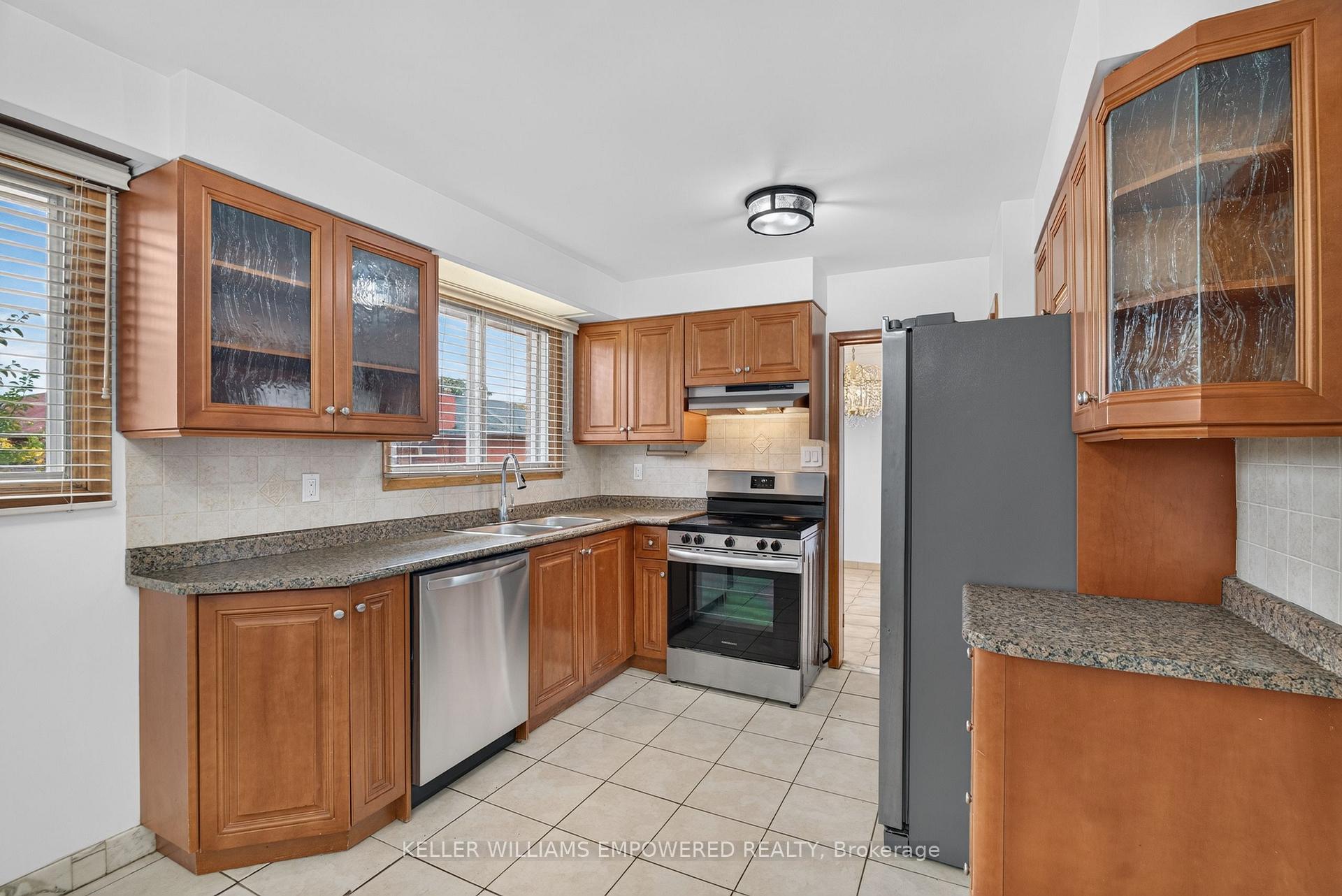 Photo 12 of Unit Main, 6 Archway Crescent, North York, Humbermede — HOMEH