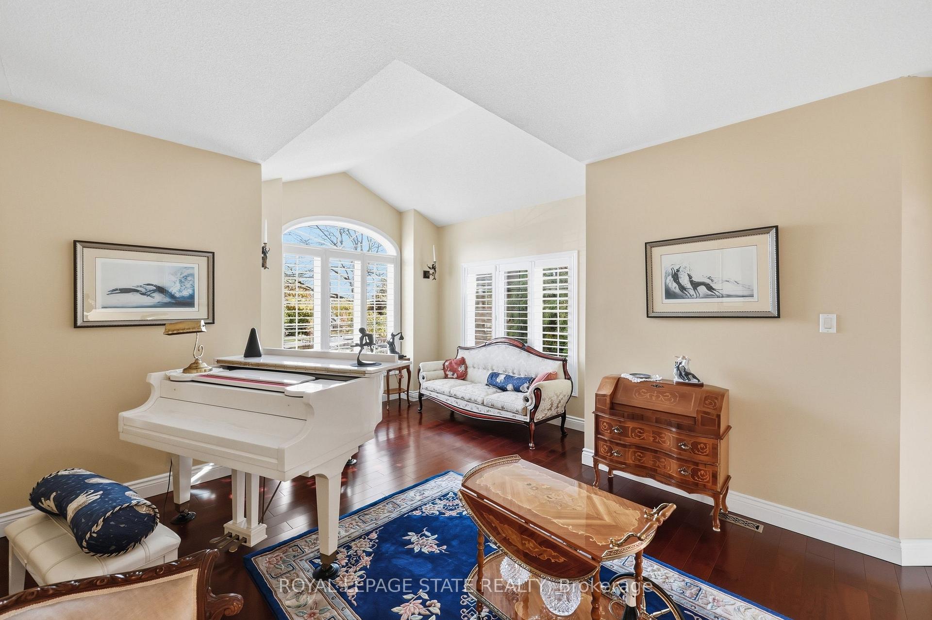 Photo 14 of 62 Anderson Court, Hamilton, Ancaster — HOMEH